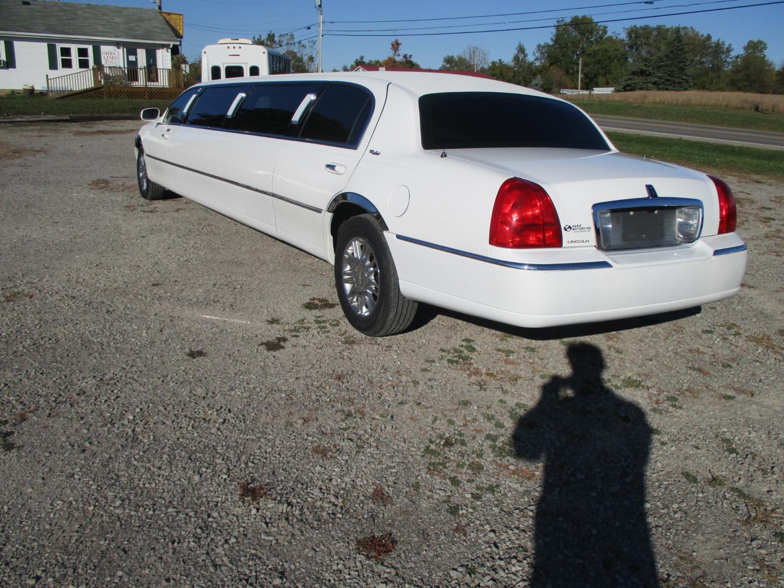 2003 White /Black Lincoln Town Car Limousine (1L1FM81W33Y) with an 4.6L V8 SOHC 16V engine, 4-Speed Automatic Overdrive transmission, located at 1725 US-68 N, Bellefontaine, OH, 43311, (937) 592-5466, 40.387783, -83.752388 - 2003 LINCOLN 120” “5dr” SUPER STRETCH/DA BRYAN, White/Black Lth. J Seat Int., AM/FM/CD/DVD/TV’S, Deluxe Wood Bar w/Champ/Ice Buckets & glassware, Front/Rear AC/Heat, Electric divider, Mood Lights, Chrome wheels w/new Tires. - Photo #1