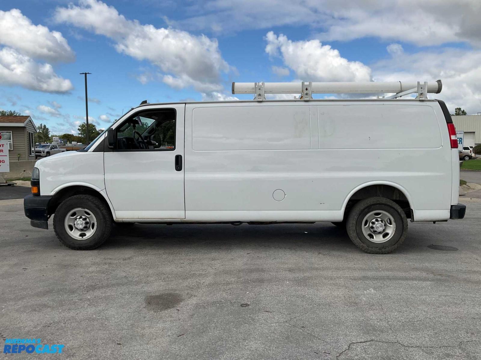 2018 White /Gray Chevrolet 2500 (1GCWGBFP7J1) with an V6 engine, Automatic transmission, located at 1725 US-68 N, Bellefontaine, OH, 43311, (937) 592-5466, 40.387783, -83.752388 - 2018 CHEVROLET EXPRESS 2500 EXT “3/4T” CARGO VAN 4.3 V6, AUTO, white/gray, AM/FM AUX PORT, PW, PL, PS, Back-Up Backup Camera, Traction Control, Storage Bins, Tow Pkg, Trailer Brake Control, Ladder Racks, Chrome Wheel Covers. - Photo #7
