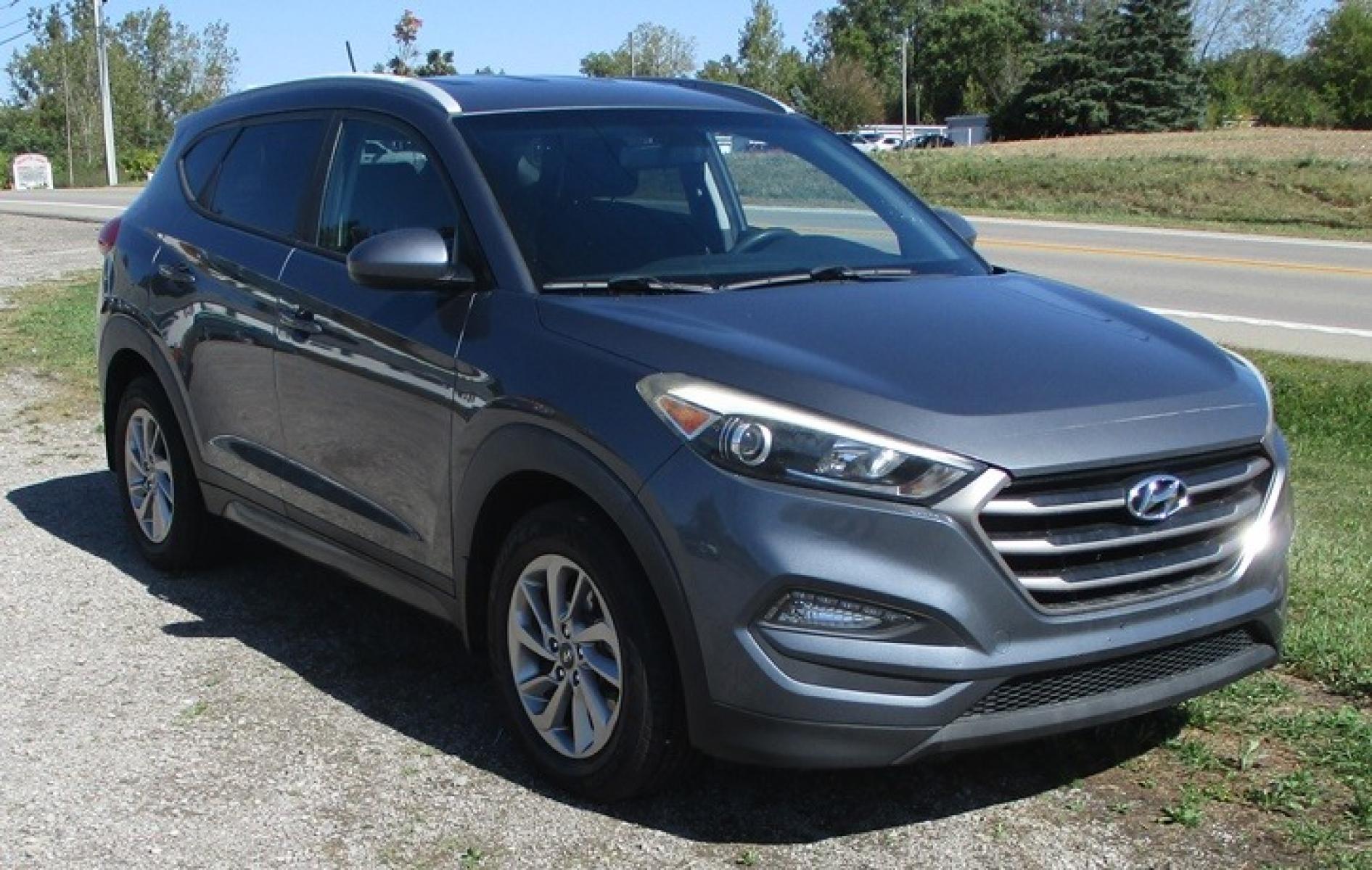 2016 Gray /Gray Hyundai Tucson SE w/Preferred Package AWD (KM8J3CA4XGU) with an 2.0L L4 DOHC 16V engine, 6A transmission, located at 1725 US-68 N, Bellefontaine, OH, 43311, (937) 592-5466, 40.387783, -83.752388 - 2016 Hyundai Tucson SE AWD, 2.0L 4 Cyl, Auto, Gray/Gray, Bucket Seats w/Power Lumbar for Driver AM/FM/CD/MP3/Bluetooth, PS w/Tilt/Cruise/Controls, Keyless Entry, PB, PL, PM, PW, Backup Camera, Traction Control - Photo #0