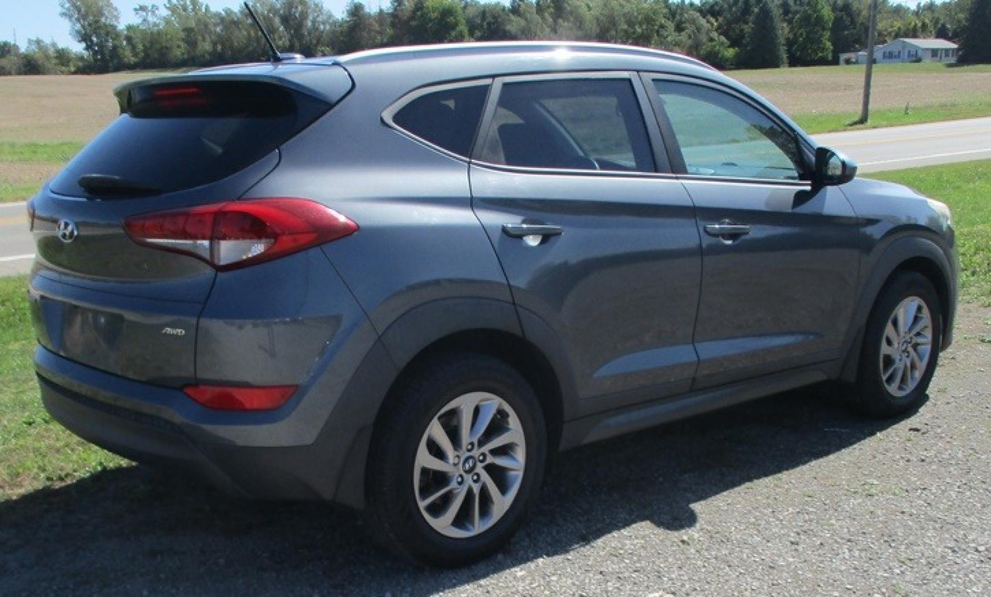 2016 Gray /Gray Hyundai Tucson SE w/Preferred Package AWD (KM8J3CA4XGU) with an 2.0L L4 DOHC 16V engine, 6A transmission, located at 1725 US-68 N, Bellefontaine, OH, 43311, (937) 592-5466, 40.387783, -83.752388 - 2016 Hyundai Tucson SE AWD, 2.0L 4 Cyl, Auto, Gray/Gray, Bucket Seats w/Power Lumbar for Driver AM/FM/CD/MP3/Bluetooth, PS w/Tilt/Cruise/Controls, Keyless Entry, PB, PL, PM, PW, Backup Camera, Traction Control - Photo #1