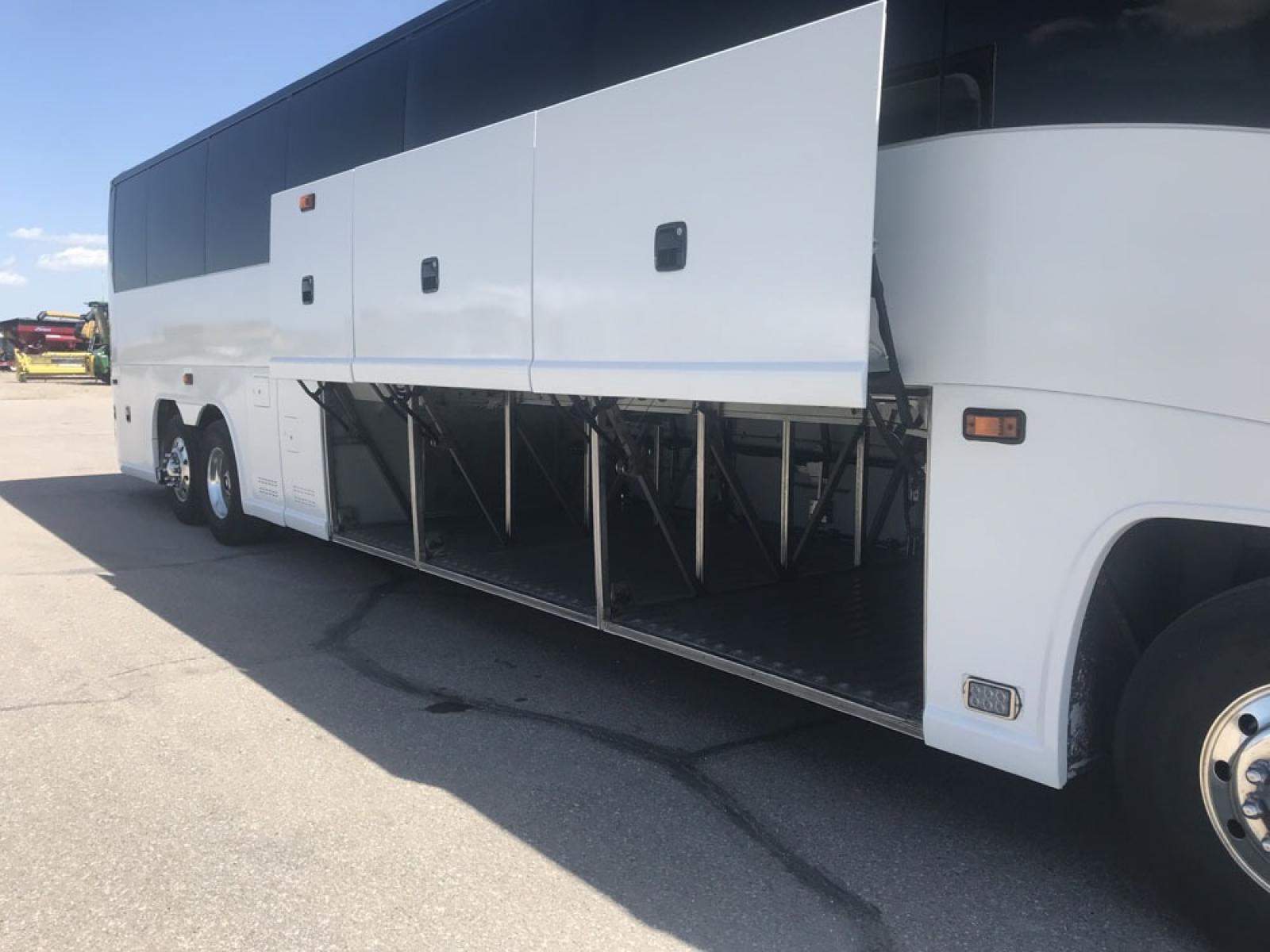 2008 White MCI J4500 with an Cummins ISM engine, ZF AUTO transmission, 0.000000, 0.000000 - 2008 MCI J4500 - Cummins ISM Diesel Engine - ZF Auto Trans. - 45' -- 56 Passengers -- Seat Belts - Flat Screens and DVD - Aluminum Wheels - Enclosed parcel racks – Restroom - Photo #6