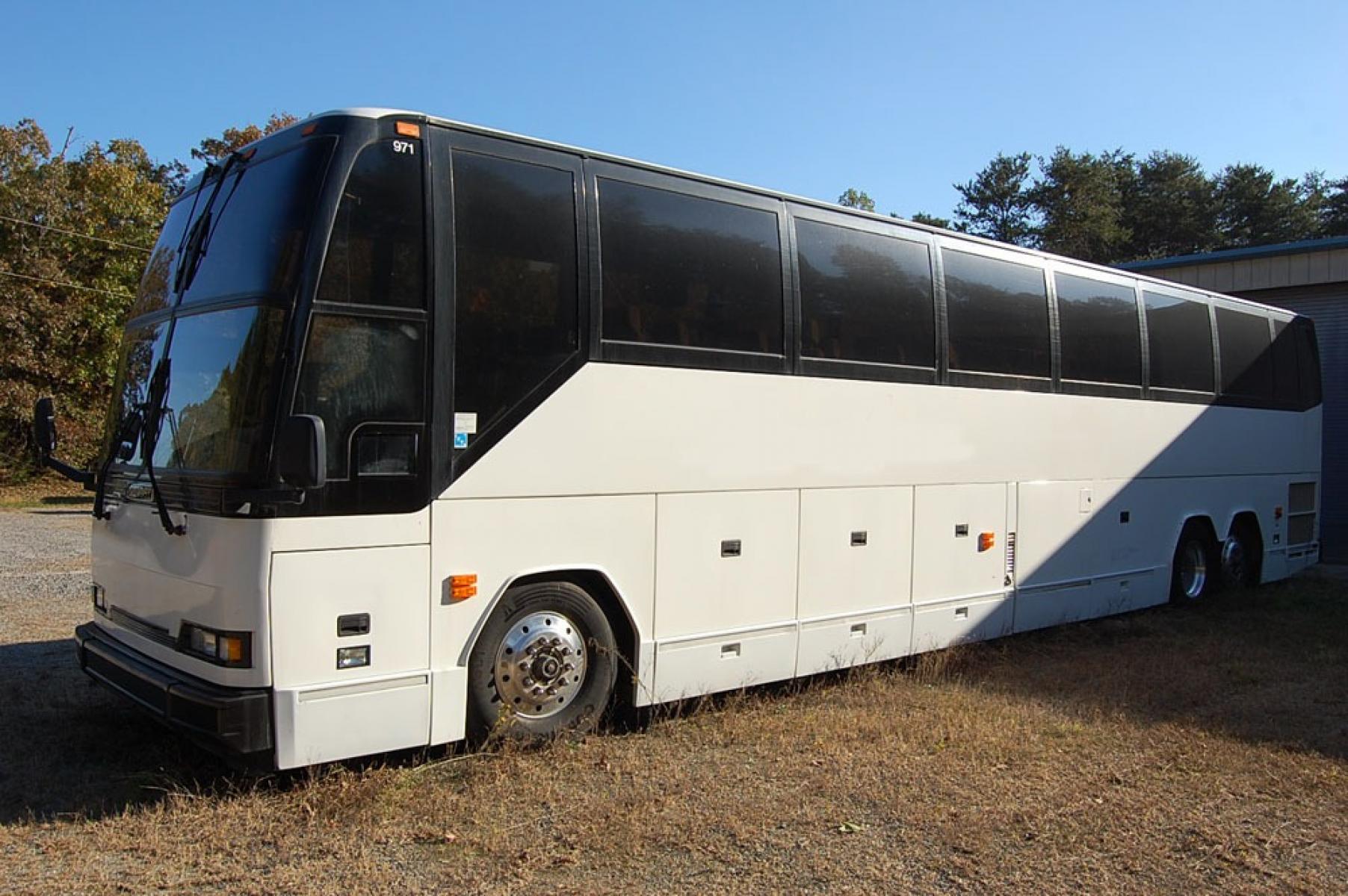 1997 Prevost HS-45 with an Detroit Diesel Series 60 engine, Allison transmission, 0.000000, 0.000000 - 1997 Prevost H3-45 - Series 60 Detroit Diesel - Allison Automatic Transmission - 45' - Alloy Wheels - 56 Passengers - Open Parcel Racks - 3 Monitors and DVD – Restroom - Photo #2