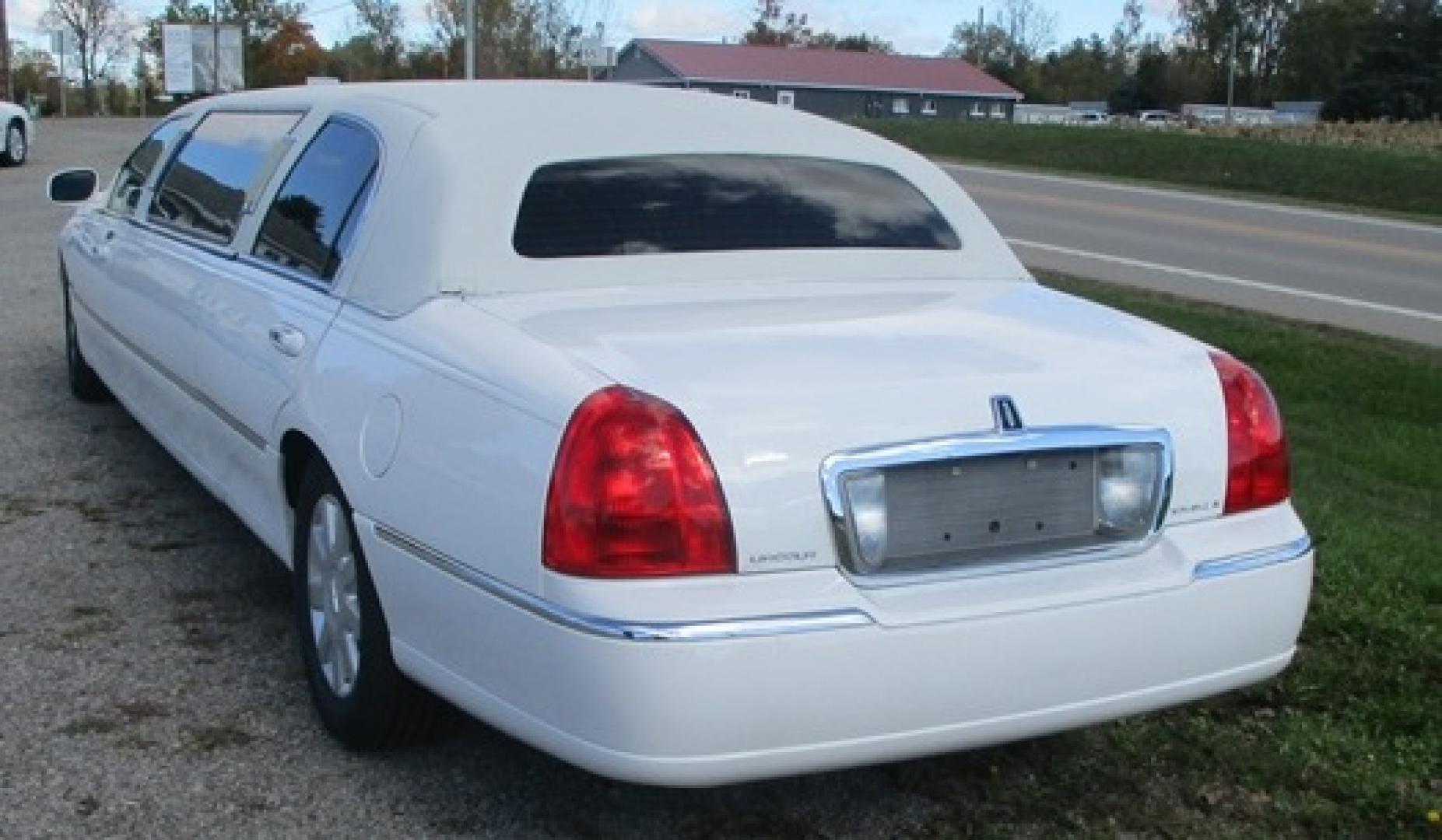 2006 White /Tan Lincoln Town Car Executive Limo (1L1FM88W66Y) with an 4.6L V8 SOHC 16V engine, 4-Speed Automatic transmission, located at 1725 US-68 N, Bellefontaine, OH, 43311, (937) 592-5466, 40.387783, -83.752388 - 2006 LINCOLN 70” STRETCH/TIFFANY, White/Tan, Elec Divider, Twin Bars w/glassware, AM/FM/CD/DVD/MP3, Flat Screen, Mirrored ceiling, New Tires, "Low Miles". - Photo#1