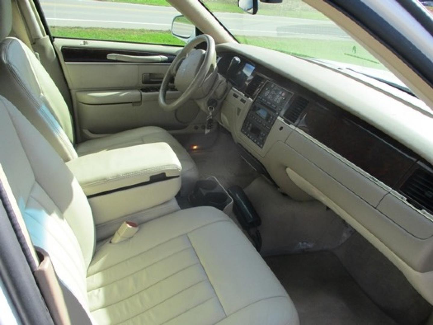 2006 White /Tan Lincoln Town Car Executive Limo (1L1FM88W66Y) with an 4.6L V8 SOHC 16V engine, 4-Speed Automatic transmission, located at 1725 US-68 N, Bellefontaine, OH, 43311, (937) 592-5466, 40.387783, -83.752388 - 2006 LINCOLN 70” STRETCH/TIFFANY, White/Tan, Elec Divider, Twin Bars w/glassware, AM/FM/CD/DVD/MP3, Flat Screen, Mirrored ceiling, New Tires, "Low Miles". - Photo#17