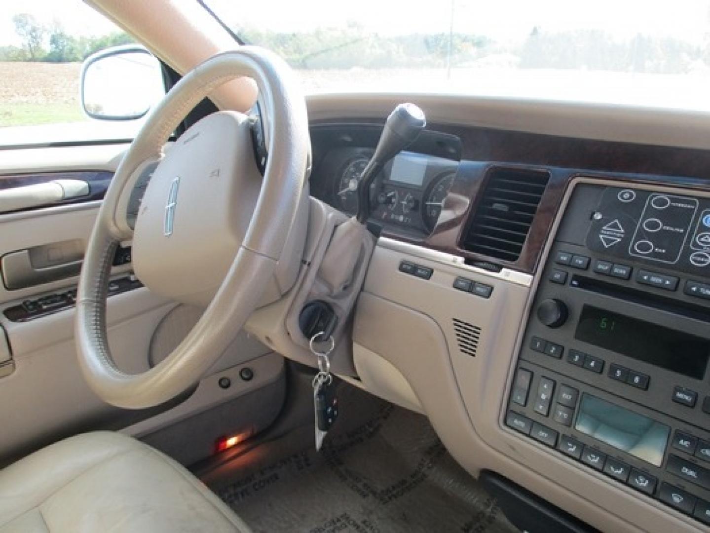 2006 White /Tan Lincoln Town Car Executive Limo (1L1FM88W66Y) with an 4.6L V8 SOHC 16V engine, 4-Speed Automatic transmission, located at 1725 US-68 N, Bellefontaine, OH, 43311, (937) 592-5466, 40.387783, -83.752388 - 2006 LINCOLN 70” STRETCH/TIFFANY, White/Tan, Elec Divider, Twin Bars w/glassware, AM/FM/CD/DVD/MP3, Flat Screen, Mirrored ceiling, New Tires, "Low Miles". - Photo#19