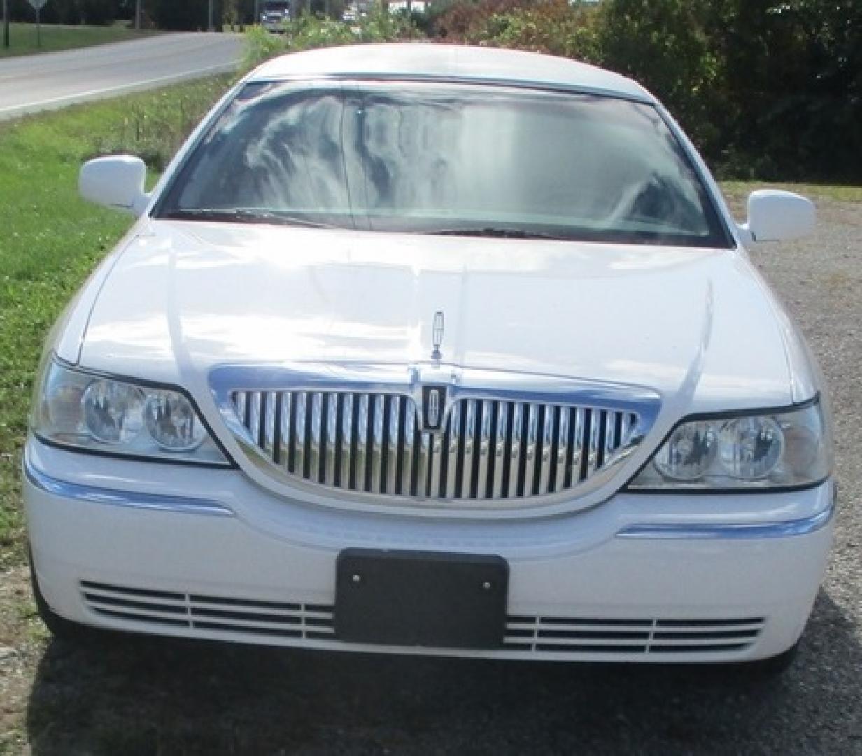 2006 White /Tan Lincoln Town Car Executive Limo (1L1FM88W66Y) with an 4.6L V8 SOHC 16V engine, 4-Speed Automatic transmission, located at 1725 US-68 N, Bellefontaine, OH, 43311, (937) 592-5466, 40.387783, -83.752388 - 2006 LINCOLN 70” STRETCH/TIFFANY, White/Tan, Elec Divider, Twin Bars w/glassware, AM/FM/CD/DVD/MP3, Flat Screen, Mirrored ceiling, New Tires, "Low Miles". - Photo#2