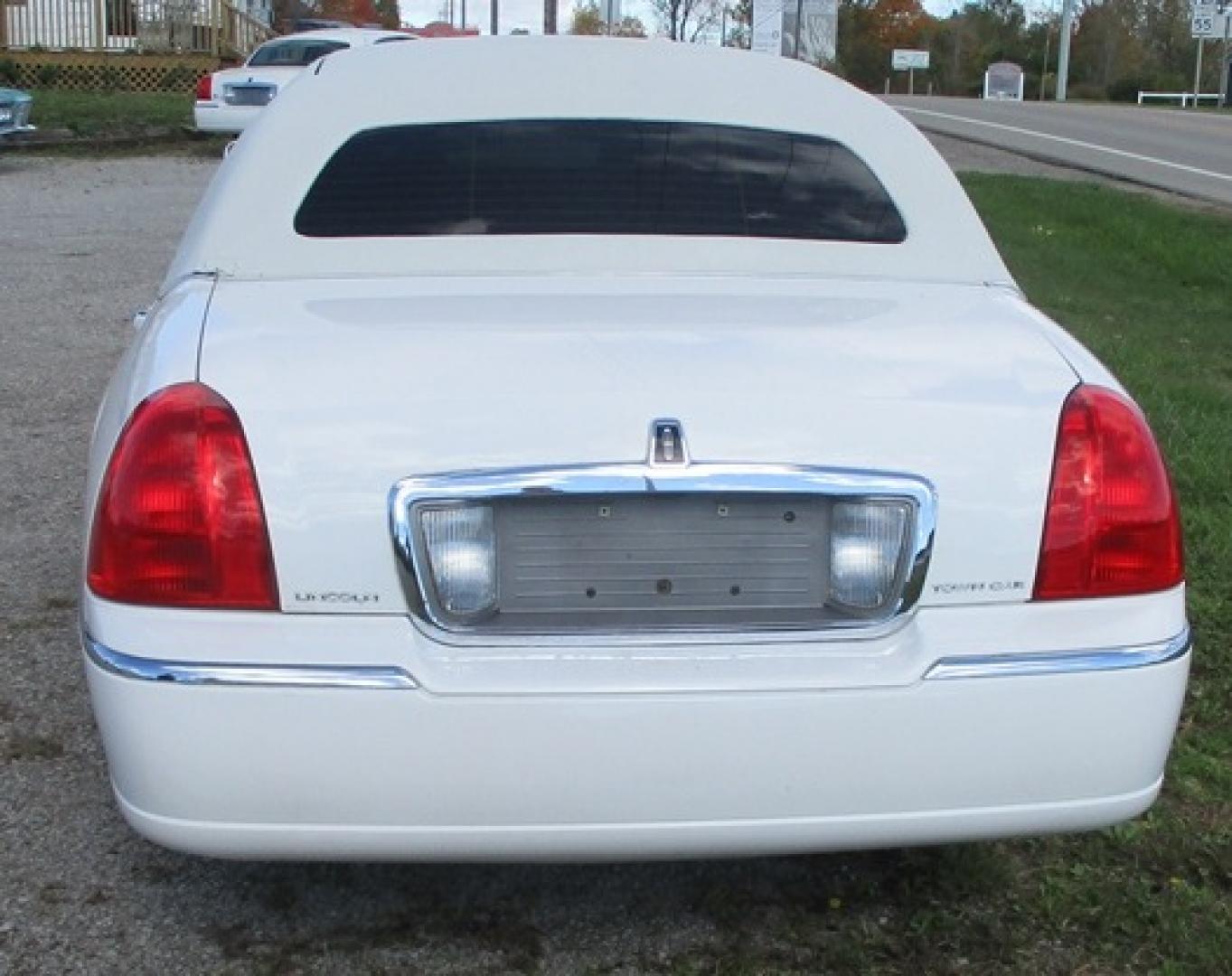 2006 White /Tan Lincoln Town Car Executive Limo (1L1FM88W66Y) with an 4.6L V8 SOHC 16V engine, 4-Speed Automatic transmission, located at 1725 US-68 N, Bellefontaine, OH, 43311, (937) 592-5466, 40.387783, -83.752388 - 2006 LINCOLN 70” STRETCH/TIFFANY, White/Tan, Elec Divider, Twin Bars w/glassware, AM/FM/CD/DVD/MP3, Flat Screen, Mirrored ceiling, New Tires, "Low Miles". - Photo#3