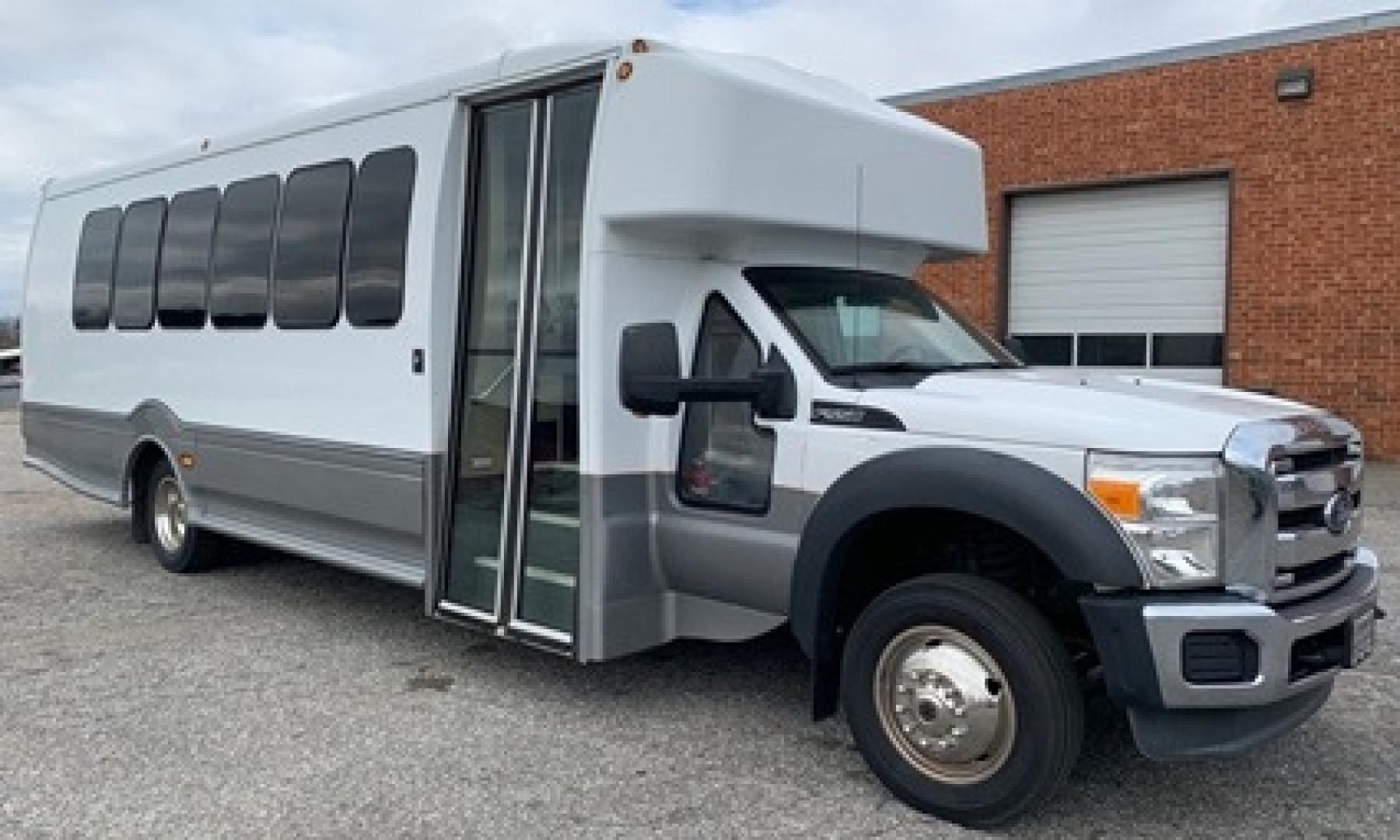 2014 White Ford F550 with an 6.7L engine, Auto transmission, 0.000000, 0.000000 - Photo#0