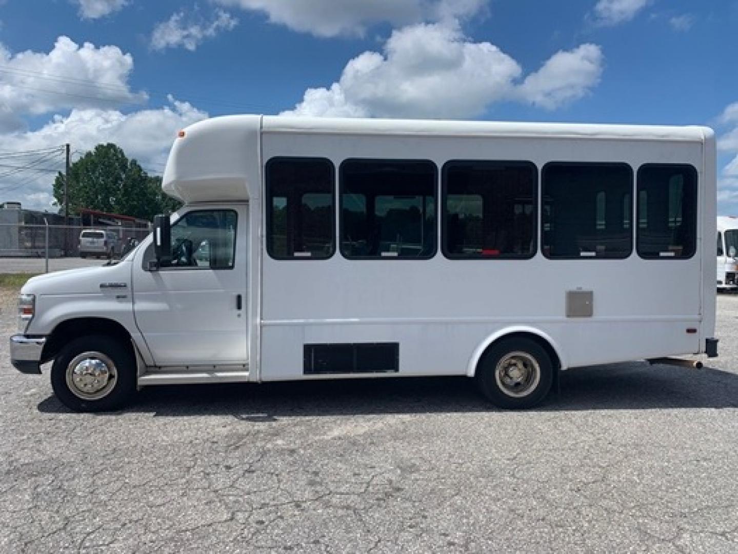 2012 White /Blue Ford E350 with an 5.4L engine, Auto transmission, 0.000000, 0.000000 - 2012 Ford E-350 Starcraft Conversion - 5.4L V8 Gas Engine - Automatic Trans - Electric Entrance Door - 8 Passengers + 2 Wheelchairs - Mid Back Seats - Retractable Seat Belts - Stainless Wheel Simulators - Front and Rear A/C - Handicap Lift - 6 New Tire s - Photo#4