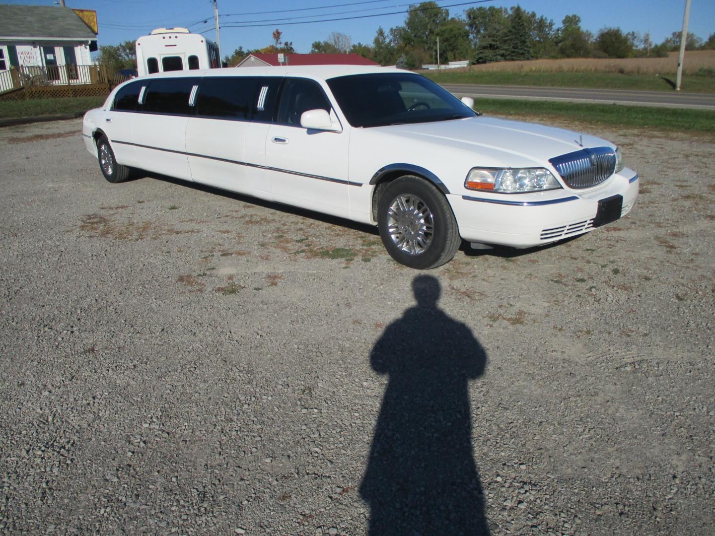 2003 White /Black Lincoln Town Car Limousine (1L1FM81W33Y) with an 4.6L V8 SOHC 16V engine, 4-Speed Automatic Overdrive transmission, located at 1725 US-68 N, Bellefontaine, OH, 43311, (937) 592-5466, 40.387783, -83.752388 - 2003 LINCOLN 120” “5dr” SUPER STRETCH/DA BRYAN, White/Black Lth. J Seat Int., AM/FM/CD/DVD/TV’S, Deluxe Wood Bar w/Champ/Ice Buckets & glassware, Front/Rear AC/Heat, Electric divider, Mood Lights, Chrome wheels w/new Tires. - Photo#0