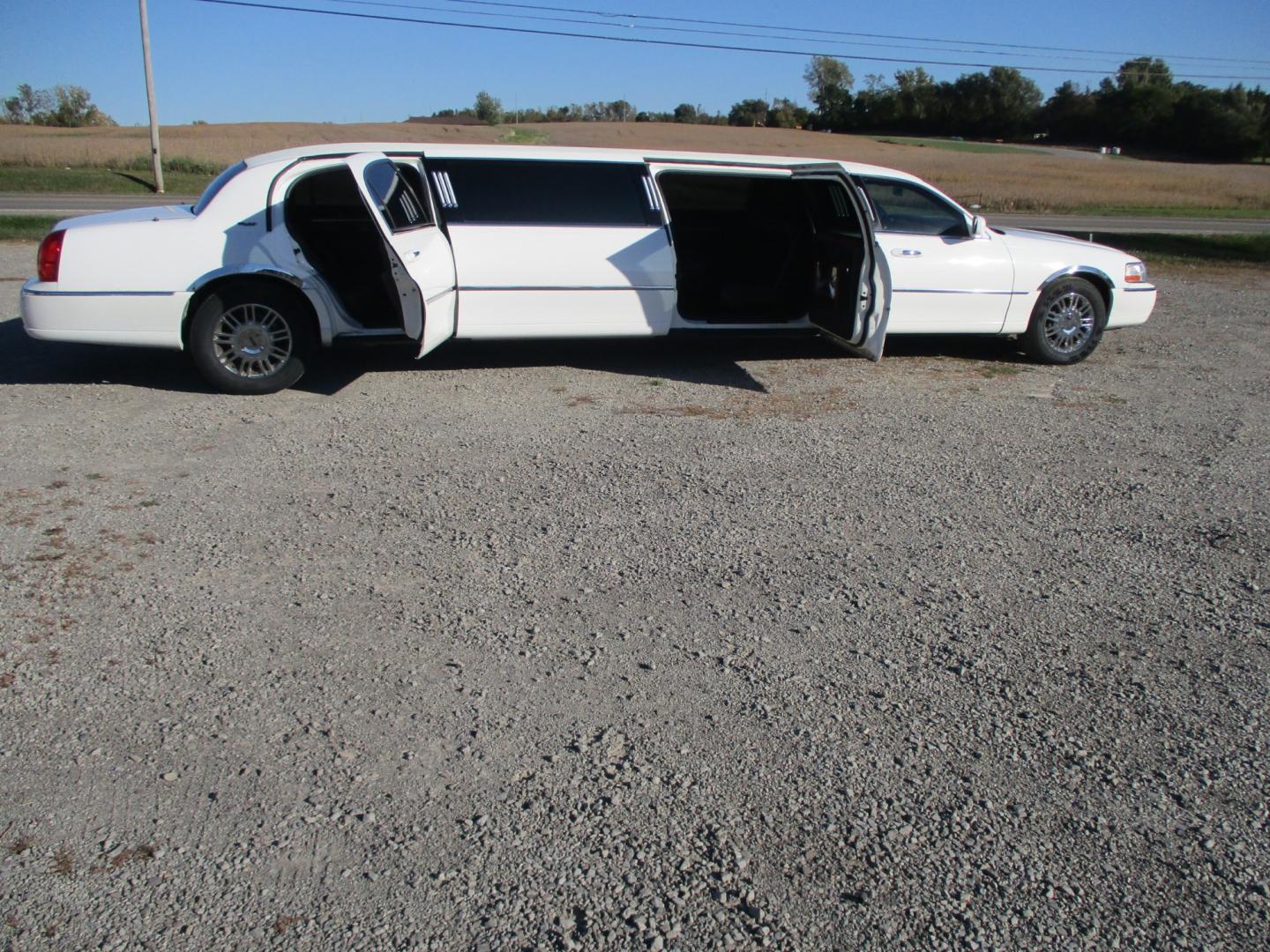 2003 White /Black Lincoln Town Car Limousine (1L1FM81W33Y) with an 4.6L V8 SOHC 16V engine, 4-Speed Automatic Overdrive transmission, located at 1725 US-68 N, Bellefontaine, OH, 43311, (937) 592-5466, 40.387783, -83.752388 - Photo#4