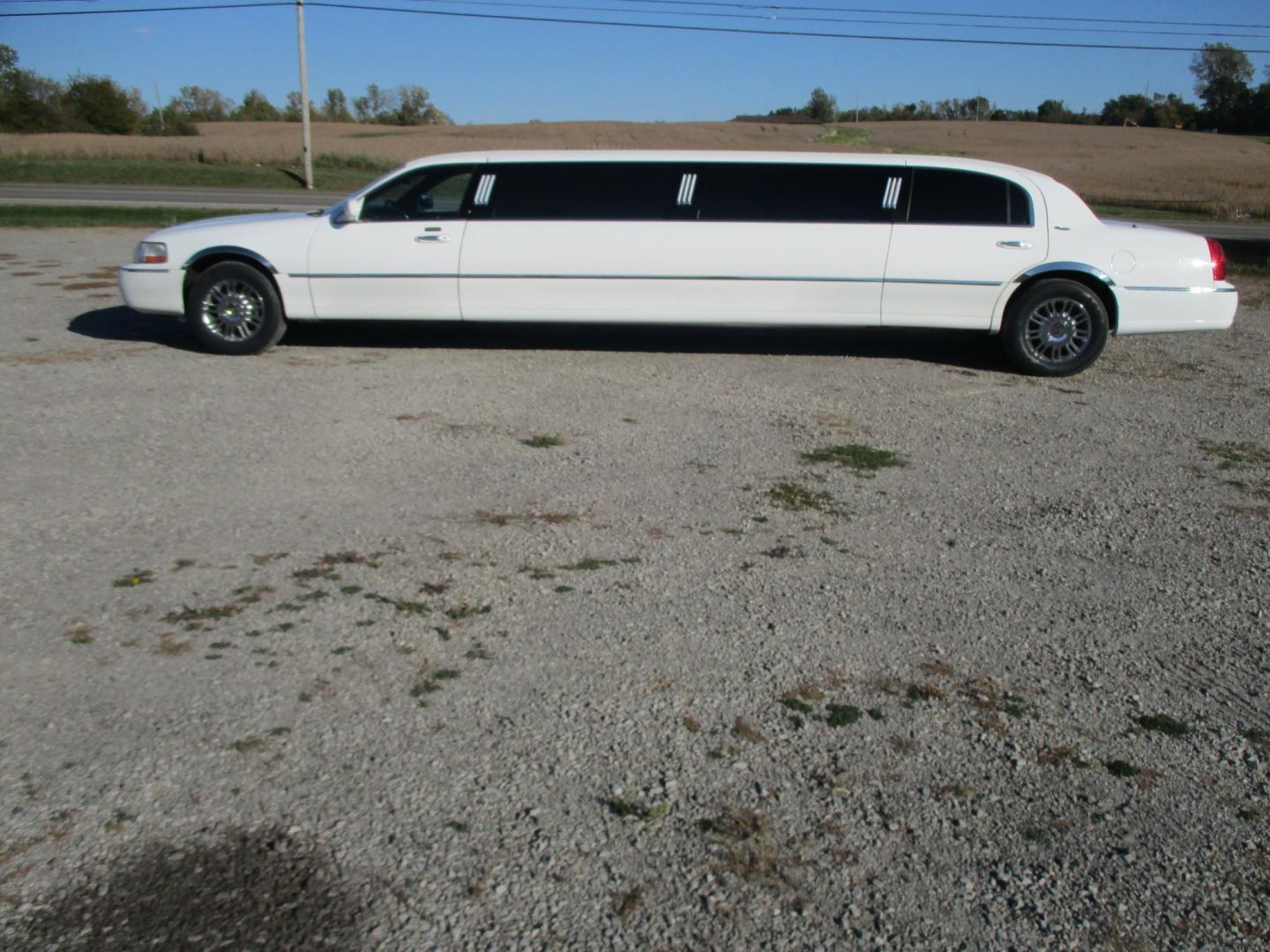 2003 White /Black Lincoln Town Car Limousine (1L1FM81W33Y) with an 4.6L V8 SOHC 16V engine, 4-Speed Automatic Overdrive transmission, located at 1725 US-68 N, Bellefontaine, OH, 43311, (937) 592-5466, 40.387783, -83.752388 - 2003 LINCOLN 120” “5dr” SUPER STRETCH/DA BRYAN, White/Black Lth. J Seat Int., AM/FM/CD/DVD/TV’S, Deluxe Wood Bar w/Champ/Ice Buckets & glassware, Front/Rear AC/Heat, Electric divider, Mood Lights, Chrome wheels w/new Tires. - Photo#5