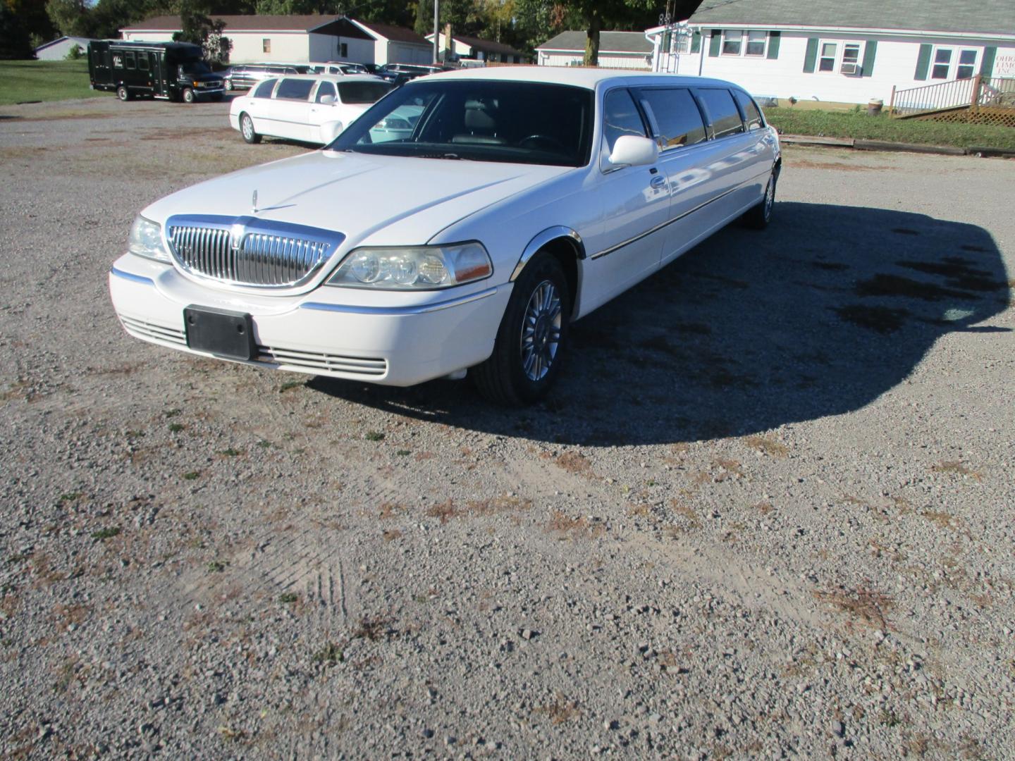 2003 White /Black Lincoln Town Car Limousine (1L1FM81W33Y) with an 4.6L V8 SOHC 16V engine, 4-Speed Automatic Overdrive transmission, located at 1725 US-68 N, Bellefontaine, OH, 43311, (937) 592-5466, 40.387783, -83.752388 - Photo#6