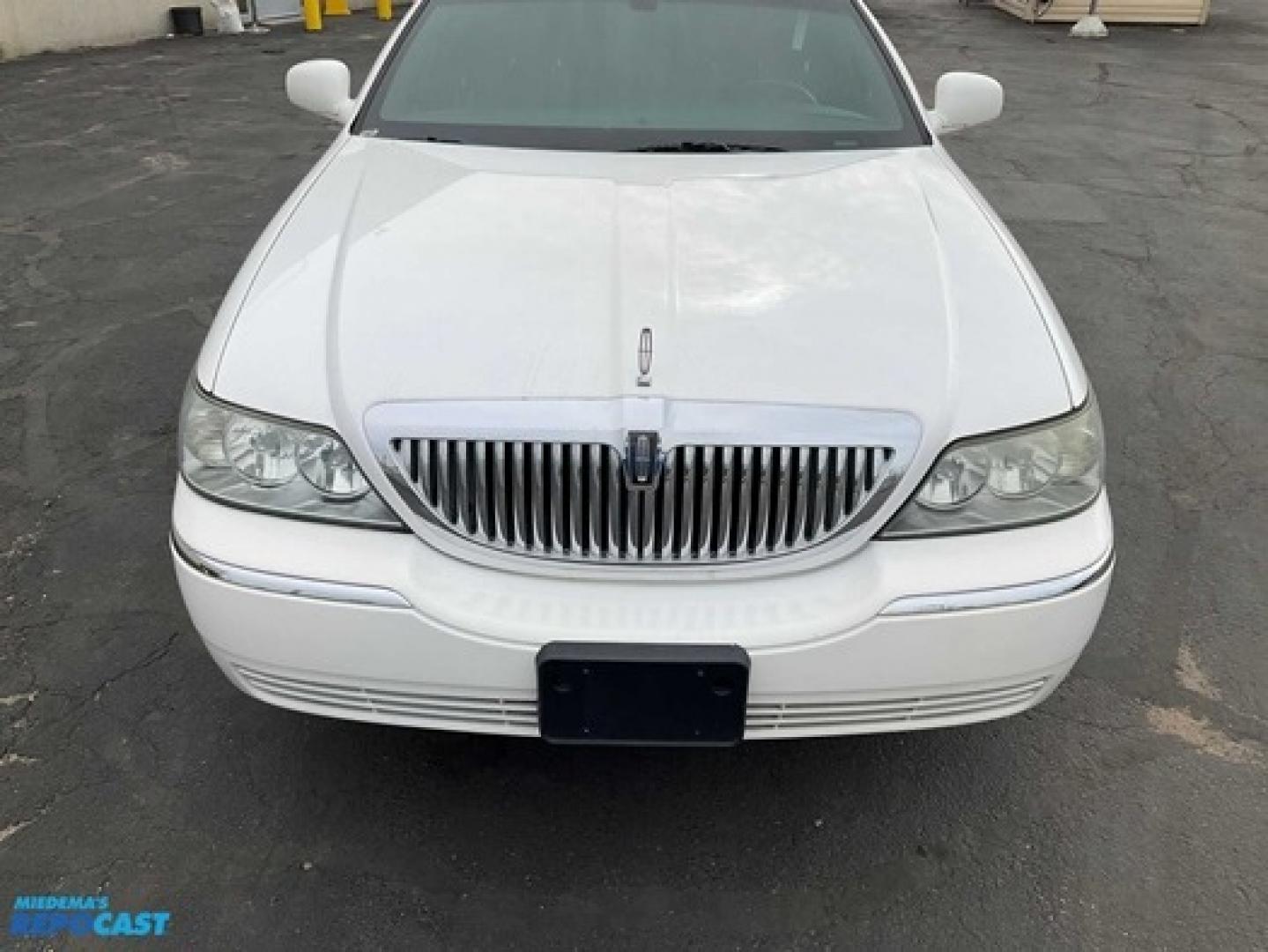 2003 White /Black Lincoln Town Car Limousine (1L1FM81W33Y) with an 4.6L V8 SOHC 16V engine, 4-Speed Automatic Overdrive transmission, located at 1725 US-68 N, Bellefontaine, OH, 43311, (937) 592-5466, 40.387783, -83.752388 - Photo#7