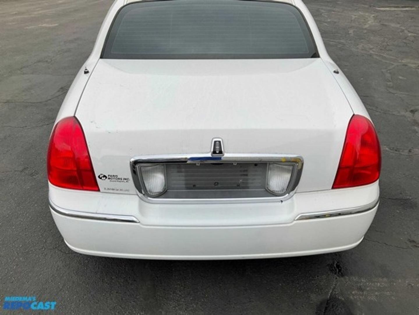 2003 White /Black Lincoln Town Car Limousine (1L1FM81W33Y) with an 4.6L V8 SOHC 16V engine, 4-Speed Automatic Overdrive transmission, located at 1725 US-68 N, Bellefontaine, OH, 43311, (937) 592-5466, 40.387783, -83.752388 - 2003 LINCOLN 120” “5dr” SUPER STRETCH/DA BRYAN, White/Black Lth. J Seat Int., AM/FM/CD/DVD/TV’S, Deluxe Wood Bar w/Champ/Ice Buckets & glassware, Front/Rear AC/Heat, Electric divider, Mood Lights, Chrome wheels w/new Tires. - Photo#8