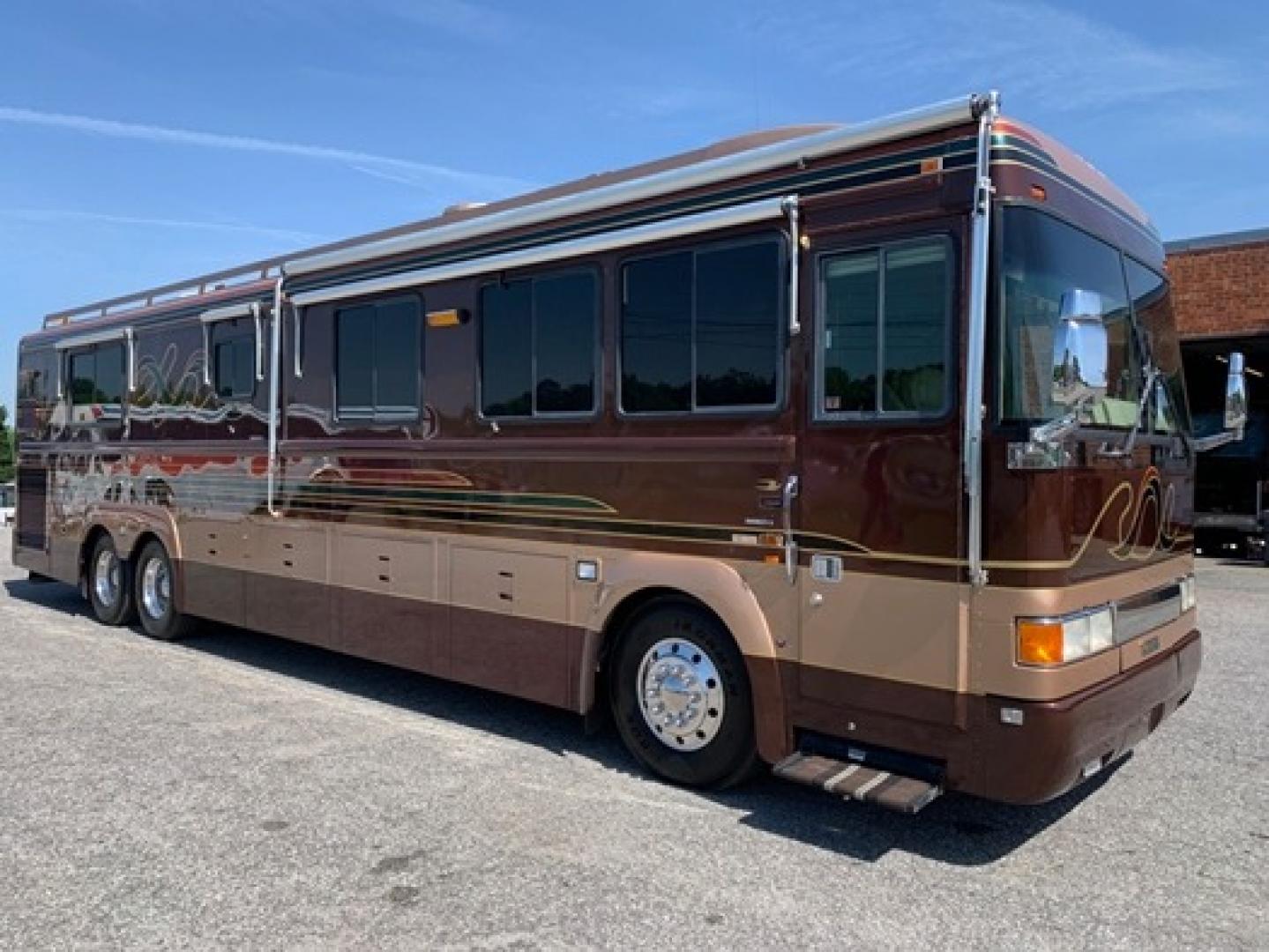 1996 Bluebird 42IX with an Detroit Diesel engine, Allison transmission, 0.000000, 0.000000 - 1996 BLUEBIRD WONDERLODGE 42IX - Series 60 Detroit Diesel Engine - Allison Automatic Transmission - Aluminum Wheels – New Tires 09-2022 - 20 KW Power Tech Generator - 3 Roof A/C's – Awning - 42' Long - Front Lounge – Kitchen - Restroom with Shower - Rear Bedroom - New Airbags 01-2023- - Photo#0