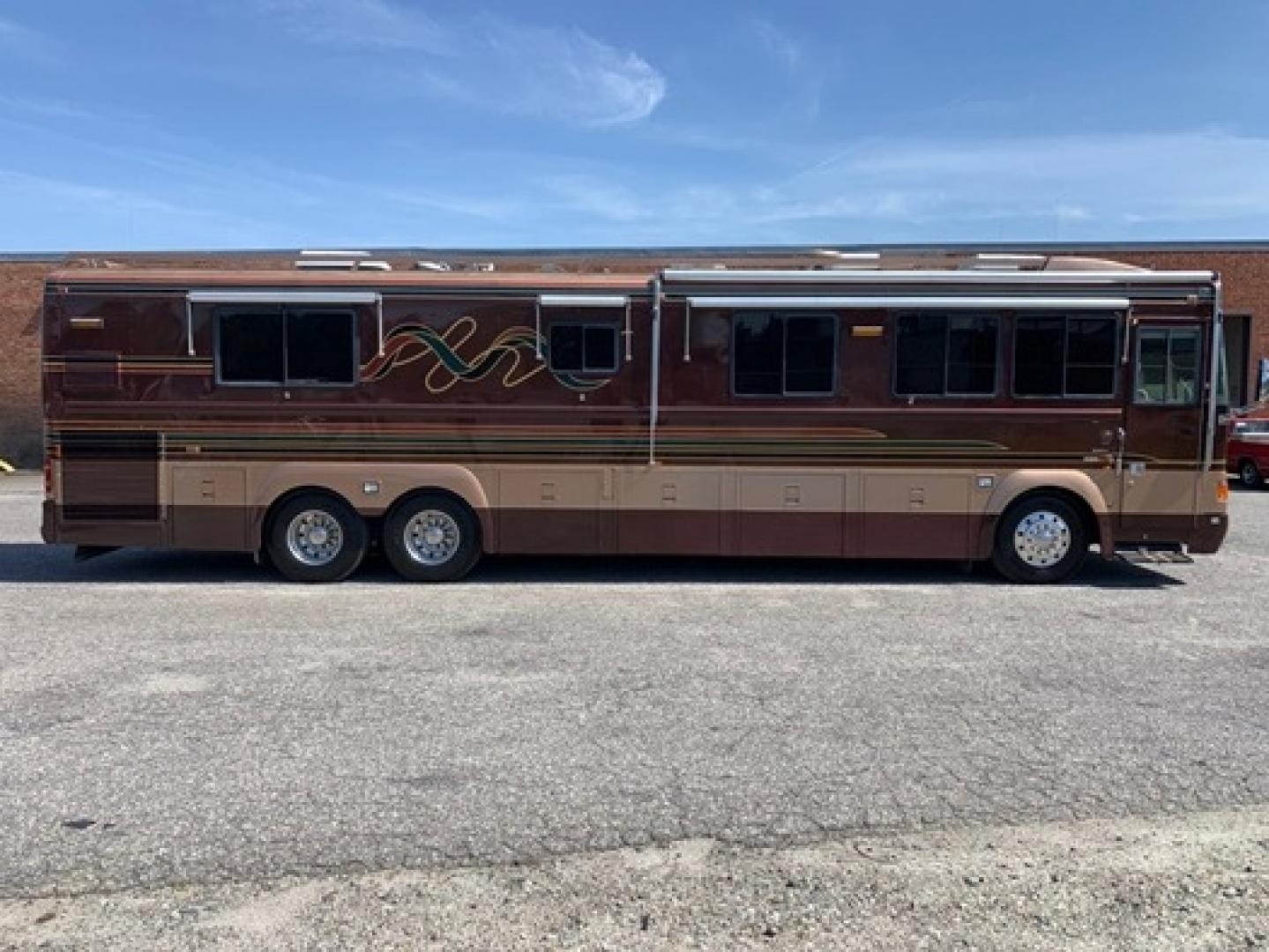 1996 Bluebird 42IX with an Detroit Diesel engine, Allison transmission, 0.000000, 0.000000 - 1996 BLUEBIRD WONDERLODGE 42IX - Series 60 Detroit Diesel Engine - Allison Automatic Transmission - Aluminum Wheels – New Tires 09-2022 - 20 KW Power Tech Generator - 3 Roof A/C's – Awning - 42' Long - Front Lounge – Kitchen - Restroom with Shower - Rear Bedroom - New Airbags 01-2023- - Photo#1