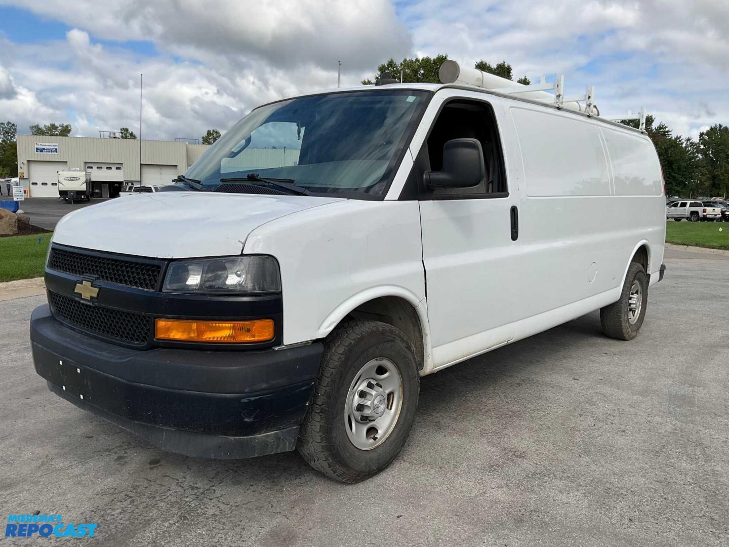 2018 White /Gray Chevrolet 2500 (1GCWGBFP7J1) with an V6 engine, Automatic transmission, located at 1725 US-68 N, Bellefontaine, OH, 43311, (937) 592-5466, 40.387783, -83.752388 - 2018 CHEVROLET EXPRESS 2500 EXT “3/4T” CARGO VAN 4.3 V6, AUTO, white/gray, AM/FM AUX PORT, PW, PL, PS, Back-Up Backup Camera, Traction Control, Storage Bins, Tow Pkg, Trailer Brake Control, Ladder Racks, Chrome Wheel Covers. - Photo#0