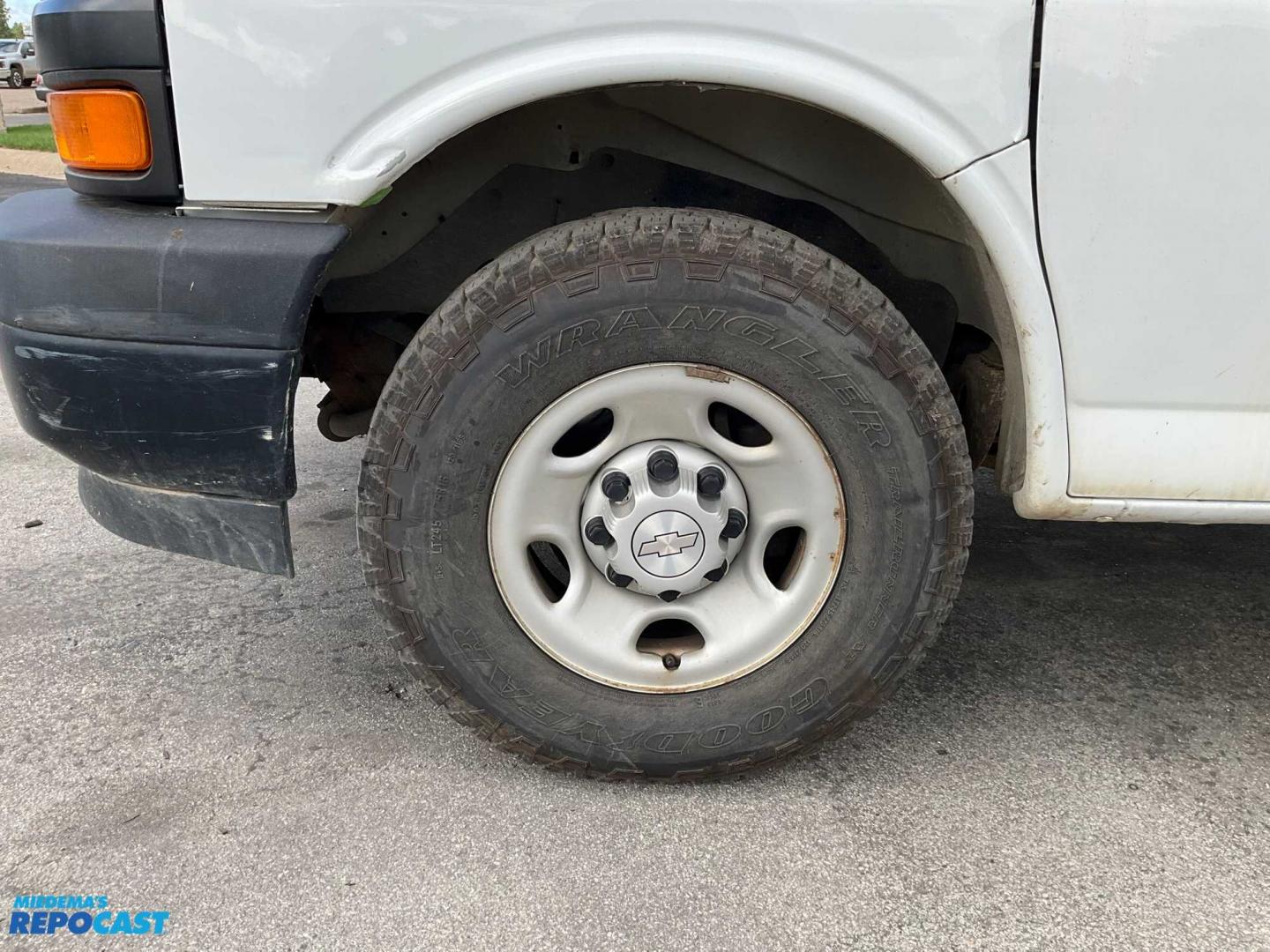 2018 White /Gray Chevrolet 2500 (1GCWGBFP7J1) with an V6 engine, Automatic transmission, located at 1725 US-68 N, Bellefontaine, OH, 43311, (937) 592-5466, 40.387783, -83.752388 - 2018 CHEVROLET EXPRESS 2500 EXT “3/4T” CARGO VAN 4.3 V6, AUTO, white/gray, AM/FM AUX PORT, PW, PL, PS, Back-Up Backup Camera, Traction Control, Storage Bins, Tow Pkg, Trailer Brake Control, Ladder Racks, Chrome Wheel Covers. - Photo#18