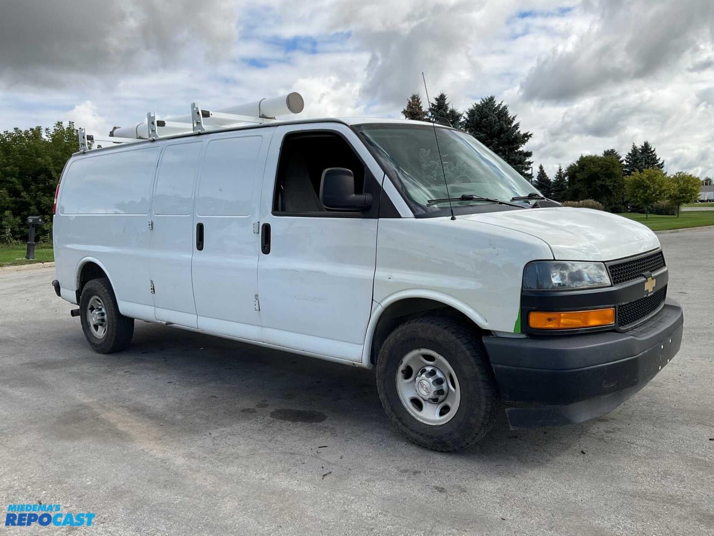 2018 White /Gray Chevrolet 2500 (1GCWGBFP7J1) with an V6 engine, Automatic transmission, located at 1725 US-68 N, Bellefontaine, OH, 43311, (937) 592-5466, 40.387783, -83.752388 - 2018 CHEVROLET EXPRESS 2500 EXT “3/4T” CARGO VAN 4.3 V6, AUTO, white/gray, AM/FM AUX PORT, PW, PL, PS, Back-Up Backup Camera, Traction Control, Storage Bins, Tow Pkg, Trailer Brake Control, Ladder Racks, Chrome Wheel Covers. - Photo#2