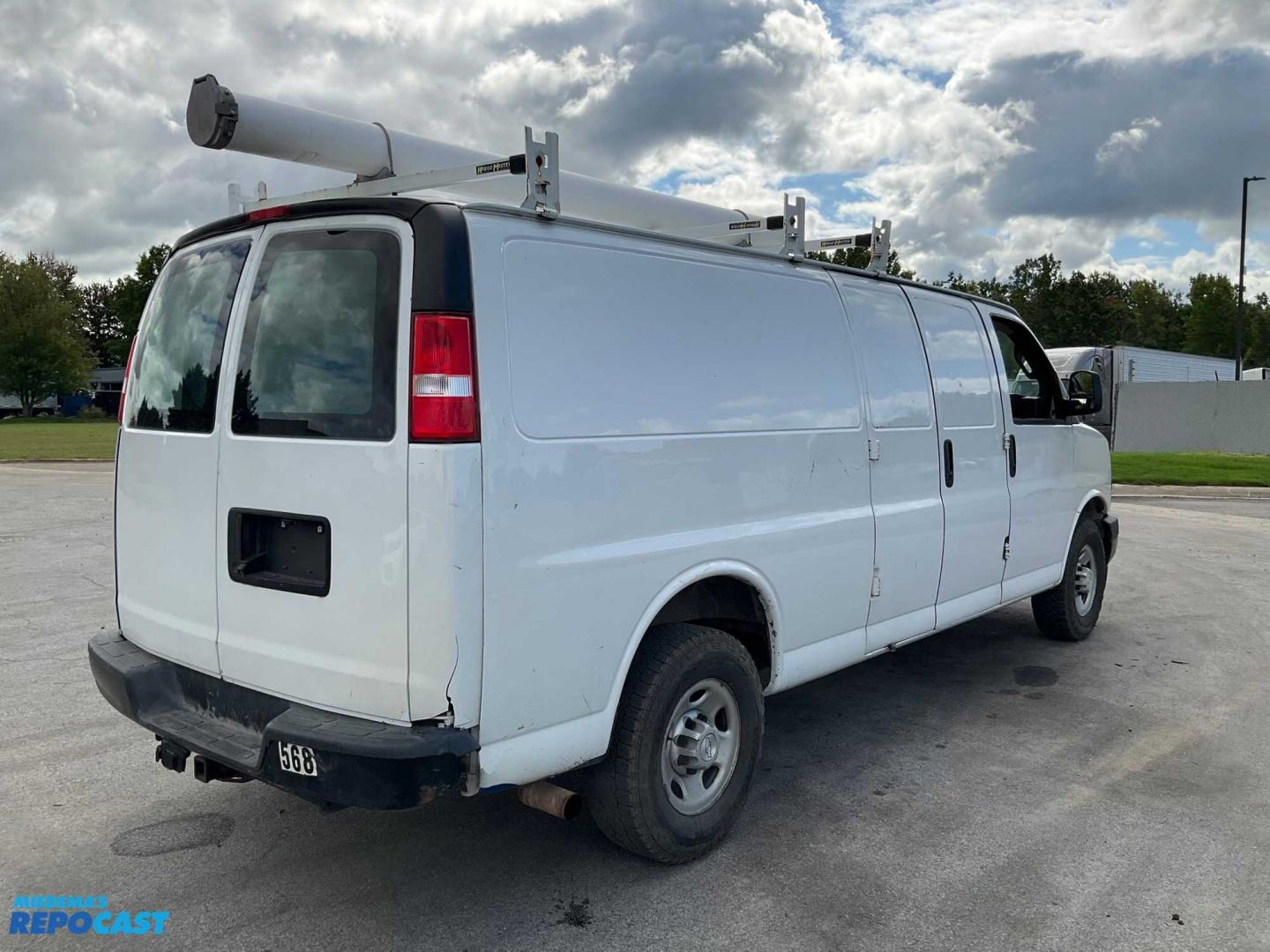 2018 White /Gray Chevrolet 2500 (1GCWGBFP7J1) with an V6 engine, Automatic transmission, located at 1725 US-68 N, Bellefontaine, OH, 43311, (937) 592-5466, 40.387783, -83.752388 - 2018 CHEVROLET EXPRESS 2500 EXT “3/4T” CARGO VAN 4.3 V6, AUTO, white/gray, AM/FM AUX PORT, PW, PL, PS, Back-Up Backup Camera, Traction Control, Storage Bins, Tow Pkg, Trailer Brake Control, Ladder Racks, Chrome Wheel Covers. - Photo#3