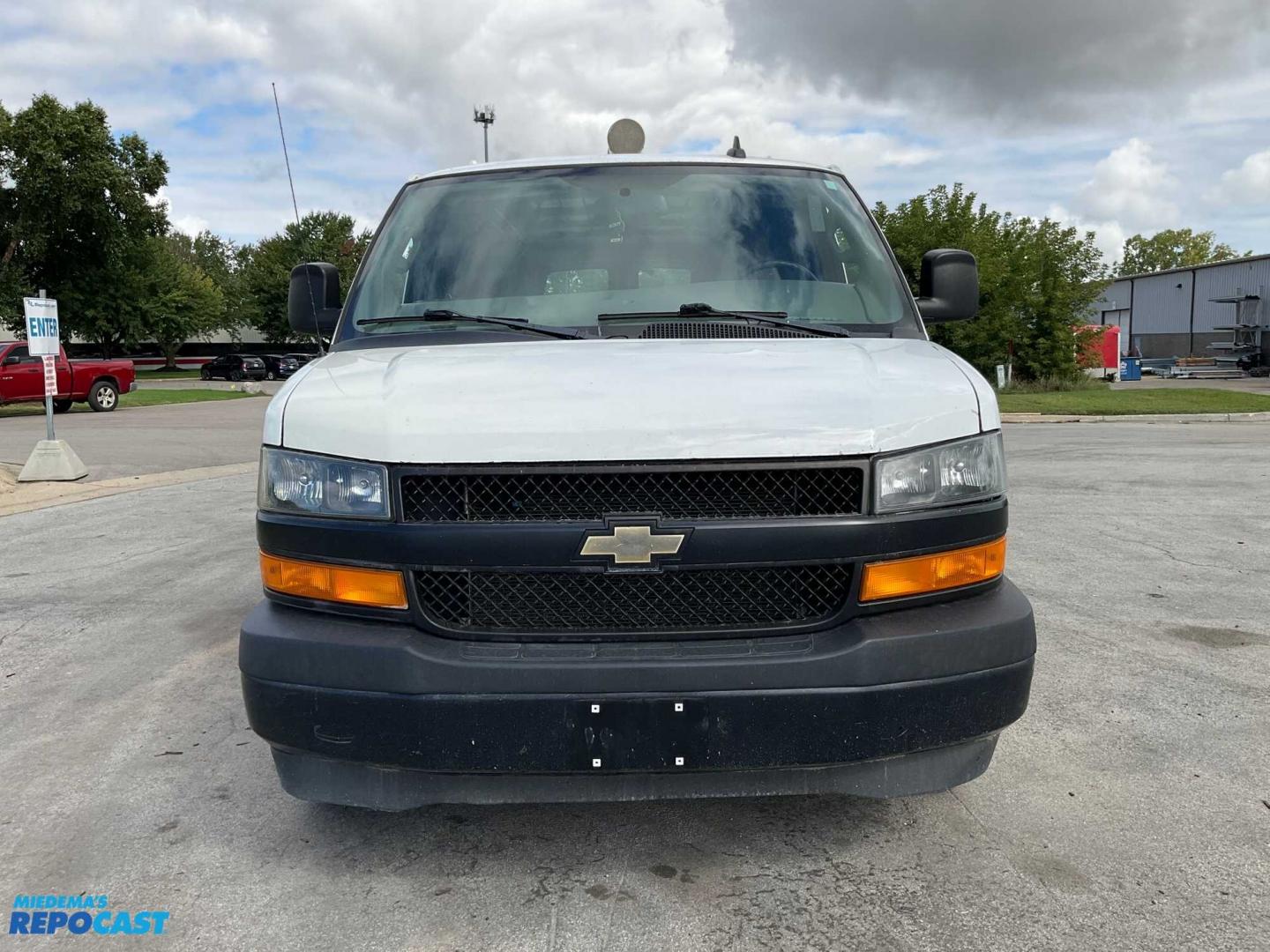 2018 White /Gray Chevrolet 2500 (1GCWGBFP7J1) with an V6 engine, Automatic transmission, located at 1725 US-68 N, Bellefontaine, OH, 43311, (937) 592-5466, 40.387783, -83.752388 - 2018 CHEVROLET EXPRESS 2500 EXT “3/4T” CARGO VAN 4.3 V6, AUTO, white/gray, AM/FM AUX PORT, PW, PL, PS, Back-Up Backup Camera, Traction Control, Storage Bins, Tow Pkg, Trailer Brake Control, Ladder Racks, Chrome Wheel Covers. - Photo#4