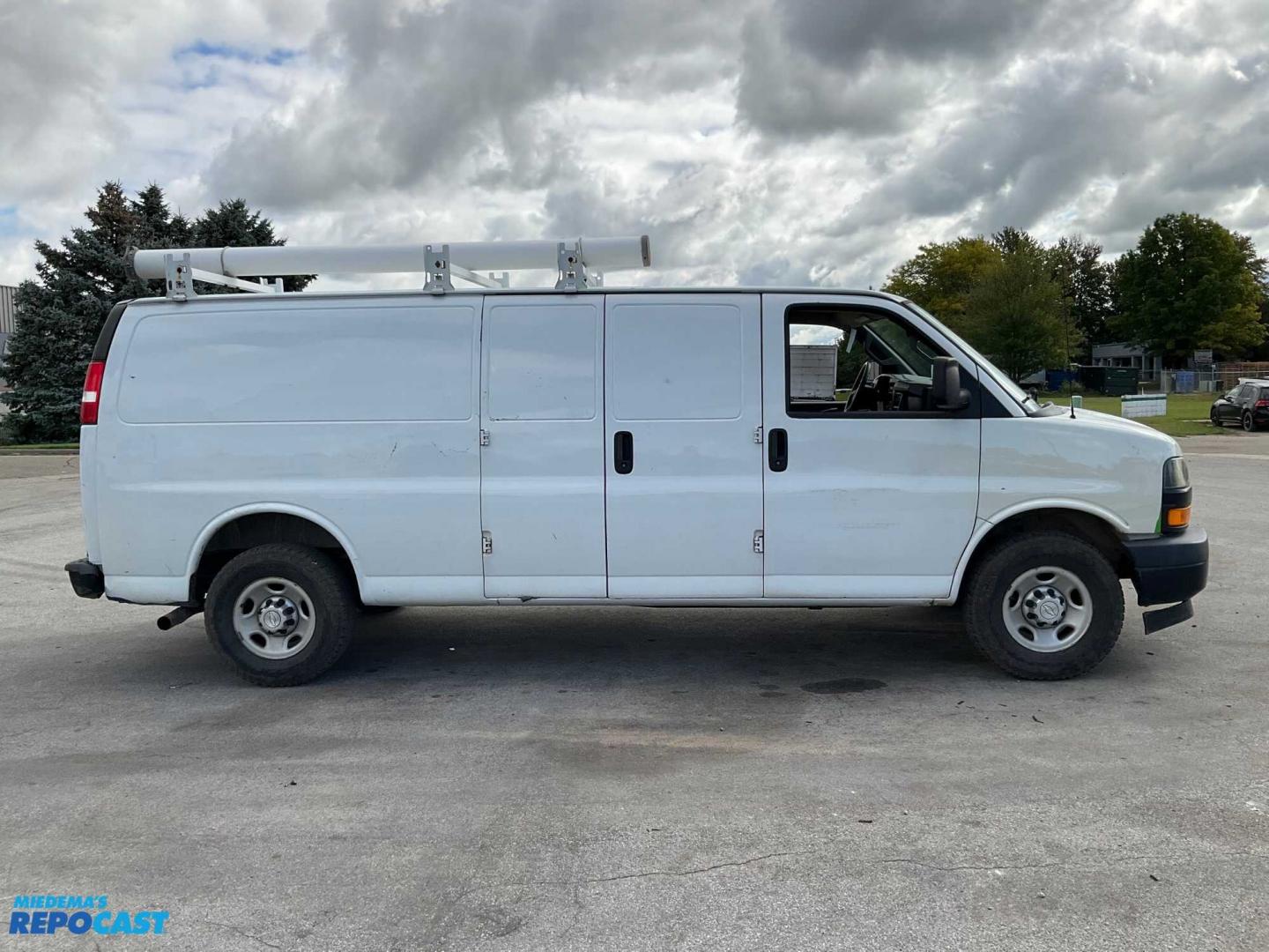 2018 White /Gray Chevrolet 2500 (1GCWGBFP7J1) with an V6 engine, Automatic transmission, located at 1725 US-68 N, Bellefontaine, OH, 43311, (937) 592-5466, 40.387783, -83.752388 - 2018 CHEVROLET EXPRESS 2500 EXT “3/4T” CARGO VAN 4.3 V6, AUTO, white/gray, AM/FM AUX PORT, PW, PL, PS, Back-Up Backup Camera, Traction Control, Storage Bins, Tow Pkg, Trailer Brake Control, Ladder Racks, Chrome Wheel Covers. - Photo#6