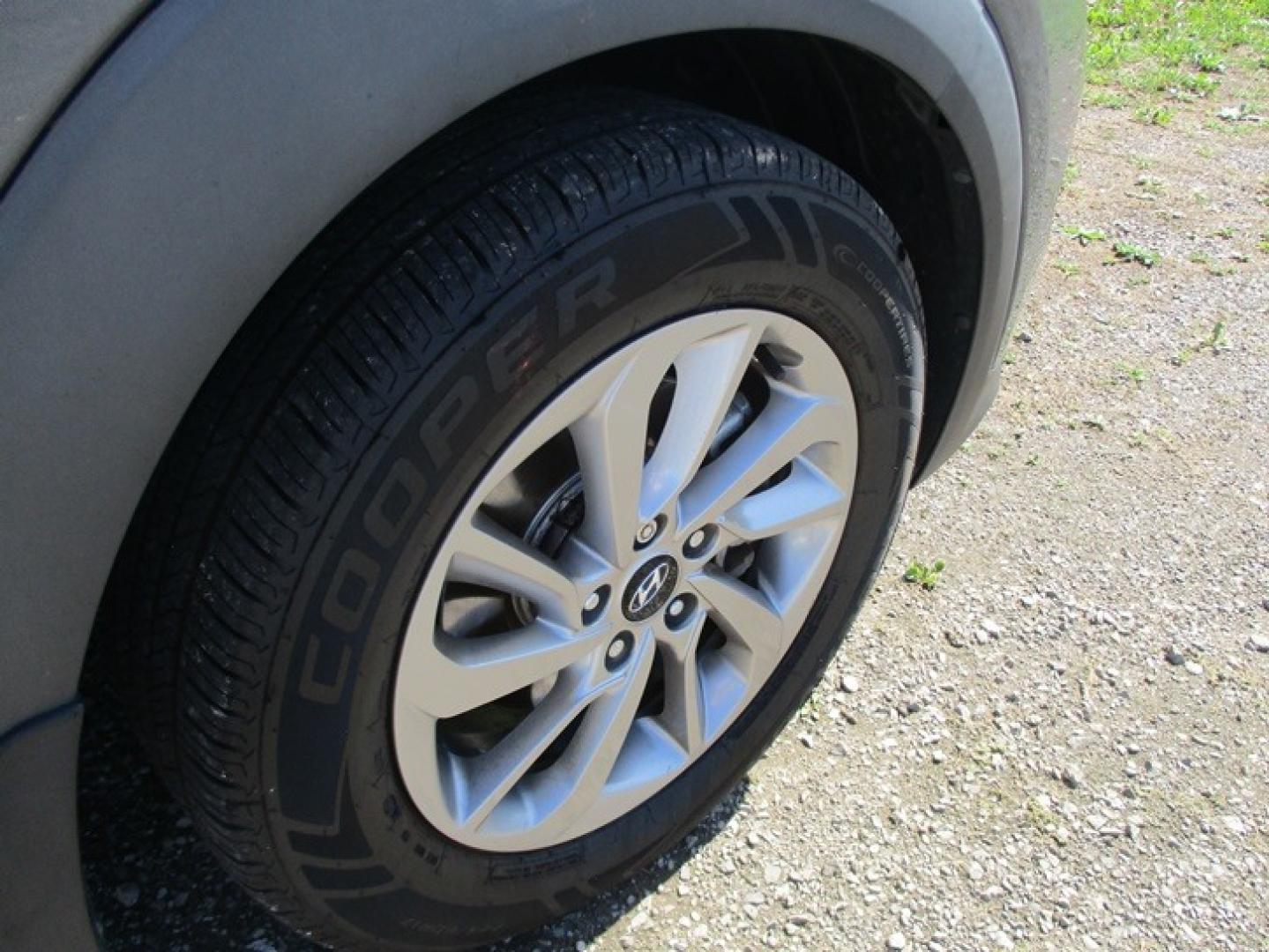 2016 Gray /Gray Hyundai Tucson SE w/Preferred Package AWD (KM8J3CA4XGU) with an 2.0L L4 DOHC 16V engine, 6A transmission, located at 1725 US-68 N, Bellefontaine, OH, 43311, (937) 592-5466, 40.387783, -83.752388 - 2016 Hyundai Tucson SE AWD, 2.0L 4 Cyl, Auto, Gray/Gray, Bucket Seats w/Power Lumbar for Driver AM/FM/CD/MP3/Bluetooth, PS w/Tilt/Cruise/Controls, Keyless Entry, PB, PL, PM, PW, Backup Camera, Traction Control - Photo#22