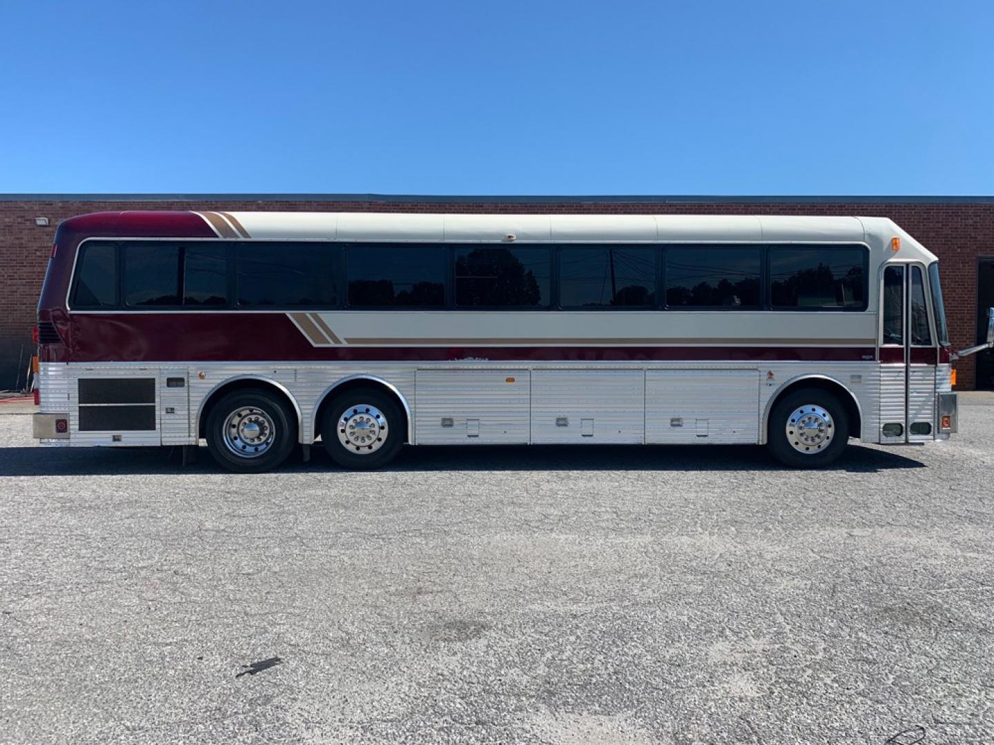 1996 White Eagle 15 Series with an Detroit Diesel Series 60 engine, Allison transmission, 0.000000, 0.000000 - 1996 EAGLE 15 Series 40’- 60 Detroit Diesel Engine, - Allison Automatic Transmission - 46 Passengers - Electric Wipers - Electric Mirrors - Alloy Wheels - 4 Monitors & DVD - Enclosed Overhead Racks – Restroom - Photo#2