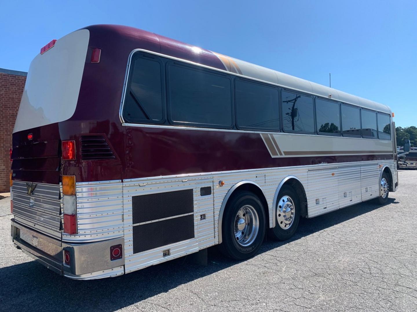 1996 White Eagle 15 Series with an Detroit Diesel Series 60 engine, Allison transmission, 0.000000, 0.000000 - 1996 EAGLE 15 Series 40’- 60 Detroit Diesel Engine, - Allison Automatic Transmission - 46 Passengers - Electric Wipers - Electric Mirrors - Alloy Wheels - 4 Monitors & DVD - Enclosed Overhead Racks – Restroom - Photo#3