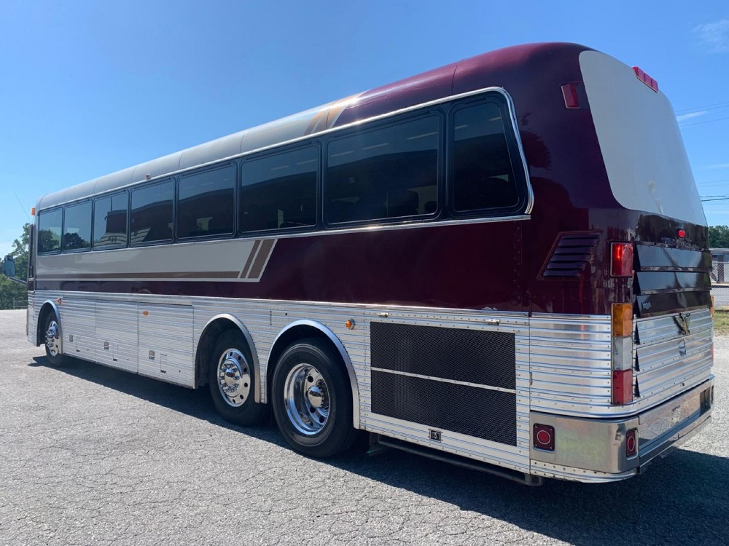 1996 White Eagle 15 Series with an Detroit Diesel Series 60 engine, Allison transmission, 0.000000, 0.000000 - 1996 EAGLE 15 Series 40’- 60 Detroit Diesel Engine, - Allison Automatic Transmission - 46 Passengers - Electric Wipers - Electric Mirrors - Alloy Wheels - 4 Monitors & DVD - Enclosed Overhead Racks – Restroom - Photo#4