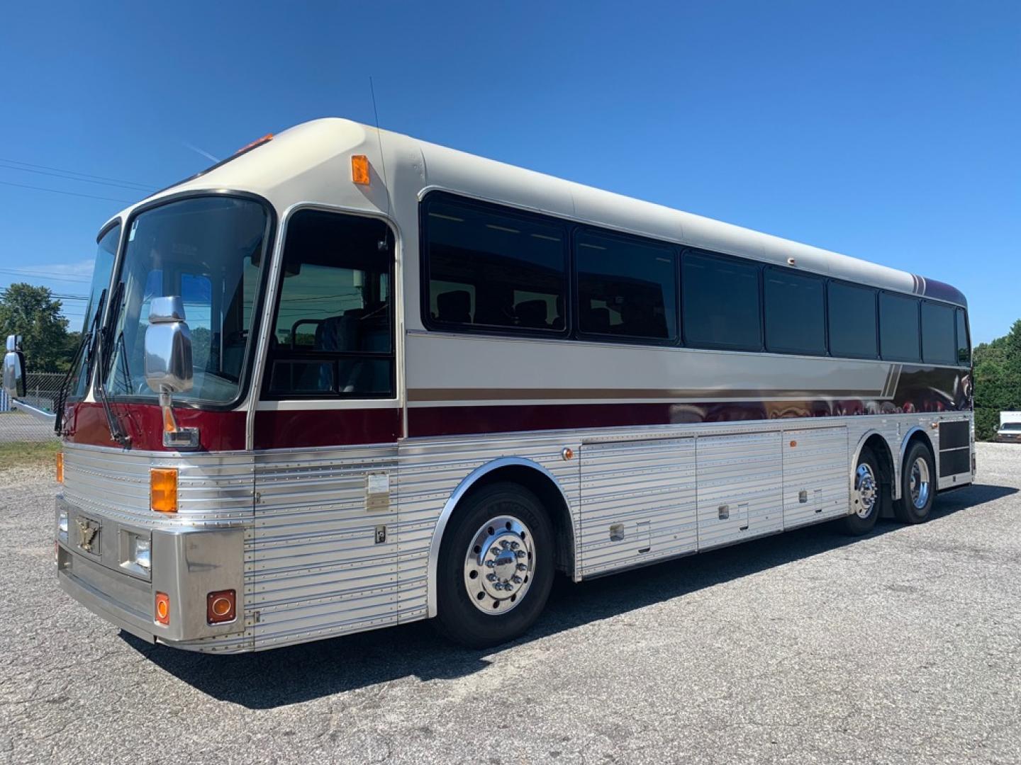 1996 White Eagle 15 Series with an Detroit Diesel Series 60 engine, Allison transmission, 0.000000, 0.000000 - 1996 EAGLE 15 Series 40’- 60 Detroit Diesel Engine, - Allison Automatic Transmission - 46 Passengers - Electric Wipers - Electric Mirrors - Alloy Wheels - 4 Monitors & DVD - Enclosed Overhead Racks – Restroom - Photo#6