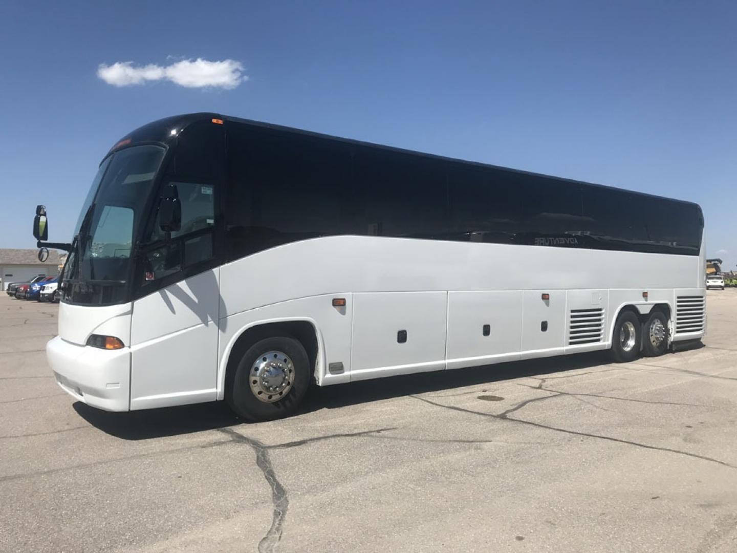 2008 White MCI J4500 with an Cummins ISM engine, ZF AUTO transmission, 0.000000, 0.000000 - Photo#1