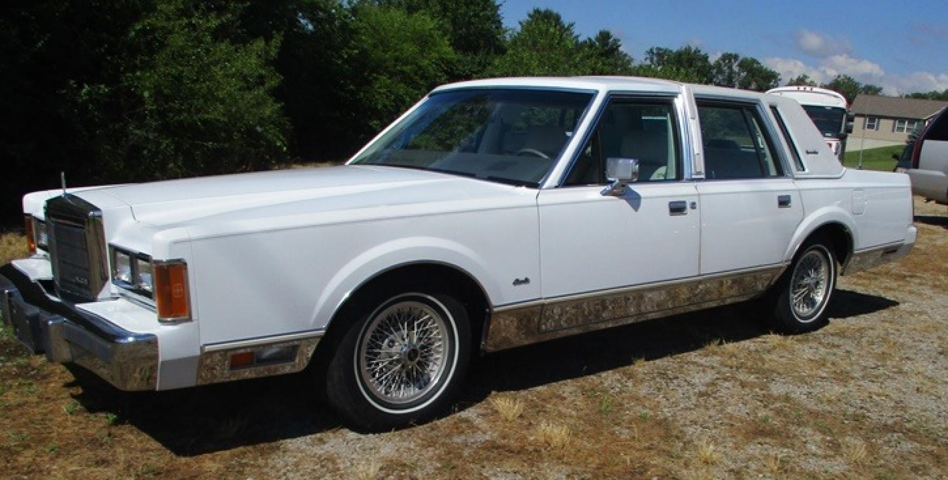 1989 White /White Lincoln Town Car (1LNBM82F7KY) with an V8 engine, Automatic transmission, located at 1725 US-68 N, Bellefontaine, OH, 43311, (937) 592-5466, 40.387783, -83.752388 - 1989 LINCOLN LUXURY TOWN CAR 5.0L V8, AUTO, Landau Top w/Coach Lights, White/White Leather Int., AM/FM/CASS, Opera Windows, Auto Lighting Power Antenna, PW, PL, Power Deck Release, Tilt Steering, Fingertip Speed Control, Alum Wire Wheels. Loaded with extras - Photo#0