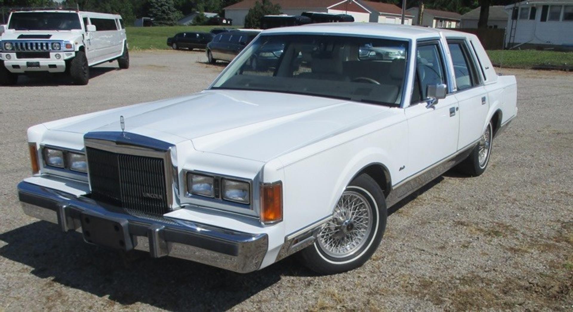 1989 White /White Lincoln Town Car (1LNBM82F7KY) with an V8 engine, Automatic transmission, located at 1725 US-68 N, Bellefontaine, OH, 43311, (937) 592-5466, 40.387783, -83.752388 - 1989 LINCOLN LUXURY TOWN CAR 5.0L V8, AUTO, Landau Top w/Coach Lights, White/White Leather Int., AM/FM/CASS, Opera Windows, Auto Lighting Power Antenna, PW, PL, Power Deck Release, Tilt Steering, Fingertip Speed Control, Alum Wire Wheels. Loaded with extras - Photo#1