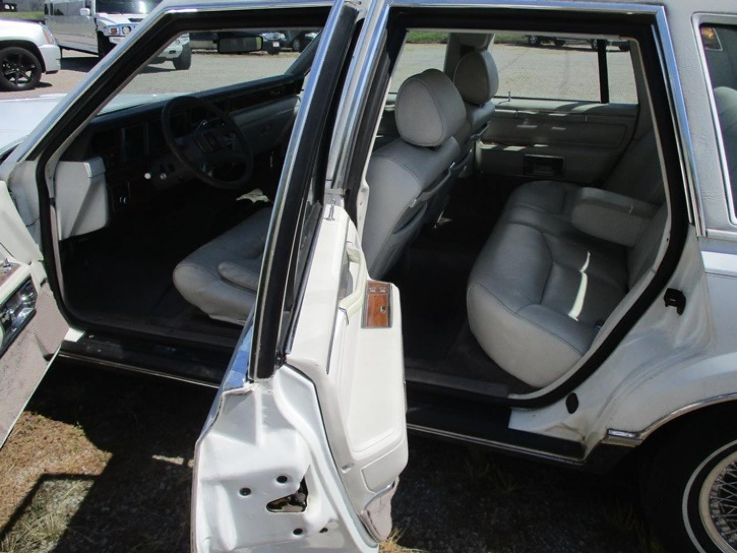 1989 White /White Lincoln Town Car (1LNBM82F7KY) with an V8 engine, Automatic transmission, located at 1725 US-68 N, Bellefontaine, OH, 43311, (937) 592-5466, 40.387783, -83.752388 - 1989 LINCOLN LUXURY TOWN CAR 5.0L V8, AUTO, Landau Top w/Coach Lights, White/White Leather Int., AM/FM/CASS, Opera Windows, Auto Lighting Power Antenna, PW, PL, Power Deck Release, Tilt Steering, Fingertip Speed Control, Alum Wire Wheels. Loaded with extras - Photo#14