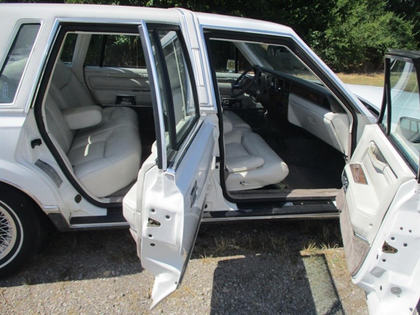 1989 White /White Lincoln Town Car (1LNBM82F7KY) with an V8 engine, Automatic transmission, located at 1725 US-68 N, Bellefontaine, OH, 43311, (937) 592-5466, 40.387783, -83.752388 - 1989 LINCOLN LUXURY TOWN CAR 5.0L V8, AUTO, Landau Top w/Coach Lights, White/White Leather Int., AM/FM/CASS, Opera Windows, Auto Lighting Power Antenna, PW, PL, Power Deck Release, Tilt Steering, Fingertip Speed Control, Alum Wire Wheels. Loaded with extras - Photo#15