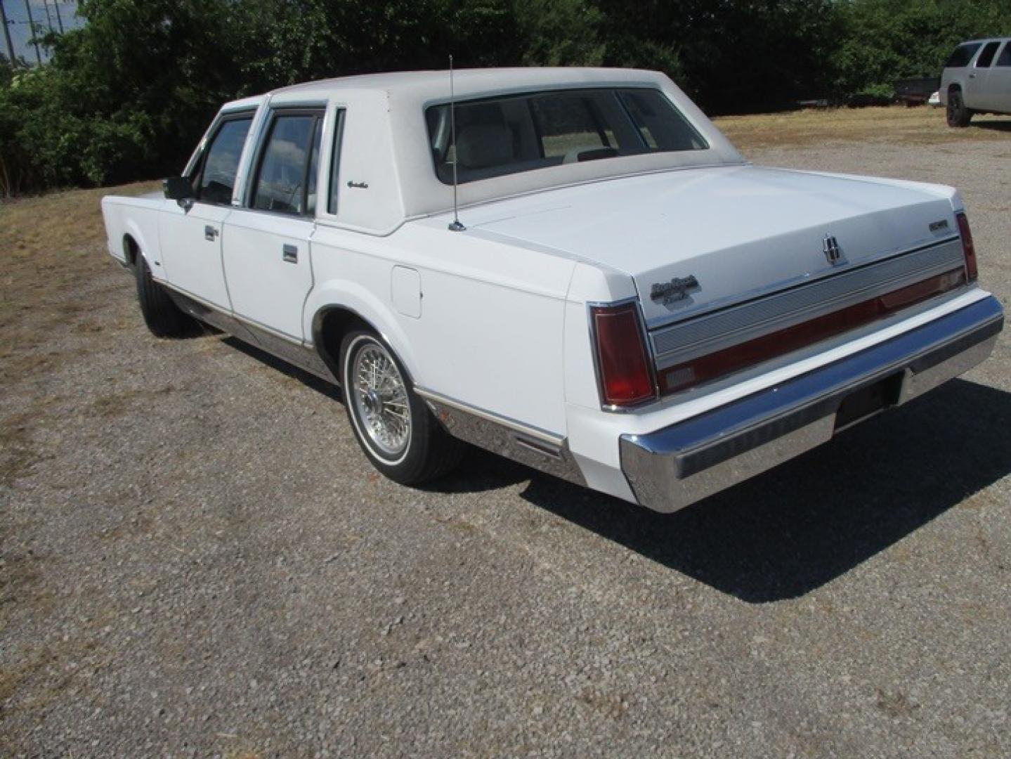 1989 White /White Lincoln Town Car (1LNBM82F7KY) with an V8 engine, Automatic transmission, located at 1725 US-68 N, Bellefontaine, OH, 43311, (937) 592-5466, 40.387783, -83.752388 - 1989 LINCOLN LUXURY TOWN CAR 5.0L V8, AUTO, Landau Top w/Coach Lights, White/White Leather Int., AM/FM/CASS, Opera Windows, Auto Lighting Power Antenna, PW, PL, Power Deck Release, Tilt Steering, Fingertip Speed Control, Alum Wire Wheels. Loaded with extras - Photo#2