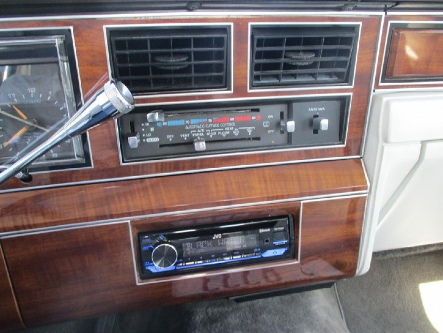 1989 White /White Lincoln Town Car (1LNBM82F7KY) with an V8 engine, Automatic transmission, located at 1725 US-68 N, Bellefontaine, OH, 43311, (937) 592-5466, 40.387783, -83.752388 - 1989 LINCOLN LUXURY TOWN CAR 5.0L V8, AUTO, Landau Top w/Coach Lights, White/White Leather Int., AM/FM/CASS, Opera Windows, Auto Lighting Power Antenna, PW, PL, Power Deck Release, Tilt Steering, Fingertip Speed Control, Alum Wire Wheels. Loaded with extras - Photo#18