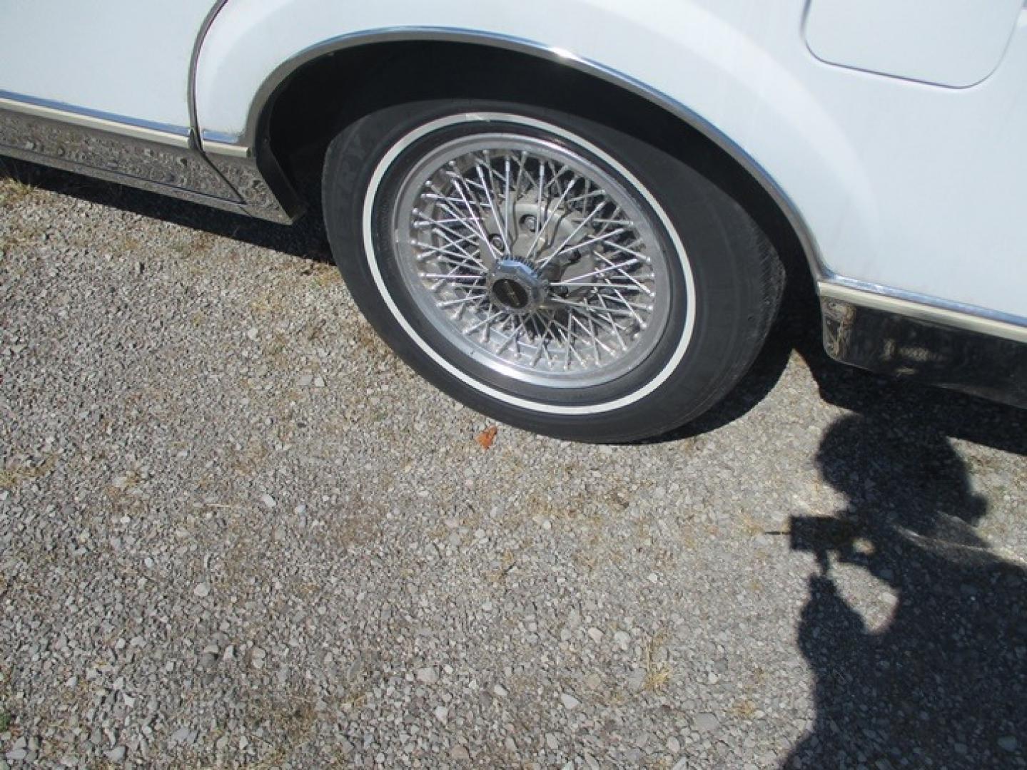 1989 White /White Lincoln Town Car (1LNBM82F7KY) with an V8 engine, Automatic transmission, located at 1725 US-68 N, Bellefontaine, OH, 43311, (937) 592-5466, 40.387783, -83.752388 - 1989 LINCOLN LUXURY TOWN CAR 5.0L V8, AUTO, Landau Top w/Coach Lights, White/White Leather Int., AM/FM/CASS, Opera Windows, Auto Lighting Power Antenna, PW, PL, Power Deck Release, Tilt Steering, Fingertip Speed Control, Alum Wire Wheels. Loaded with extras - Photo#32