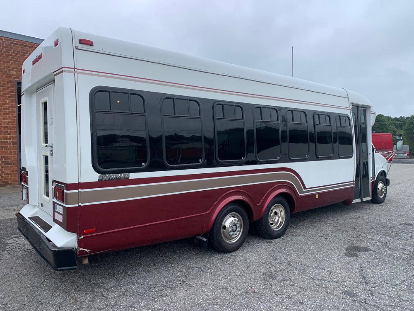 2000 White /Gray Chevrolet 3500 with an Diesel engine, Auto transmission, 0.000000, 0.000000 - 2000 Chevrolet 3500 Startrans Conversion, 6.5L Diesel Jasper Rebuilt Engine, Automatic Transmission, 28 passengers & driver, 24 passengers with Luggage, High Back Seats, Seat Belts, Aisle Sliders, Overhead Storage, Front/Rear A/C, Stainless Wheel Simulators. - Photo#1