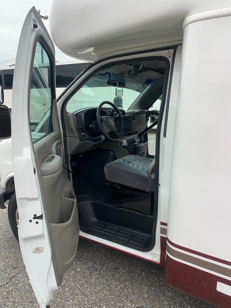 2000 White /Gray Chevrolet 3500 with an Diesel engine, Auto transmission, 0.000000, 0.000000 - 2000 Chevrolet 3500 Startrans Conversion, 6.5L Diesel Jasper Rebuilt Engine, Automatic Transmission, 28 passengers & driver, 24 passengers with Luggage, High Back Seats, Seat Belts, Aisle Sliders, Overhead Storage, Front/Rear A/C, Stainless Wheel Simulators. - Photo#8