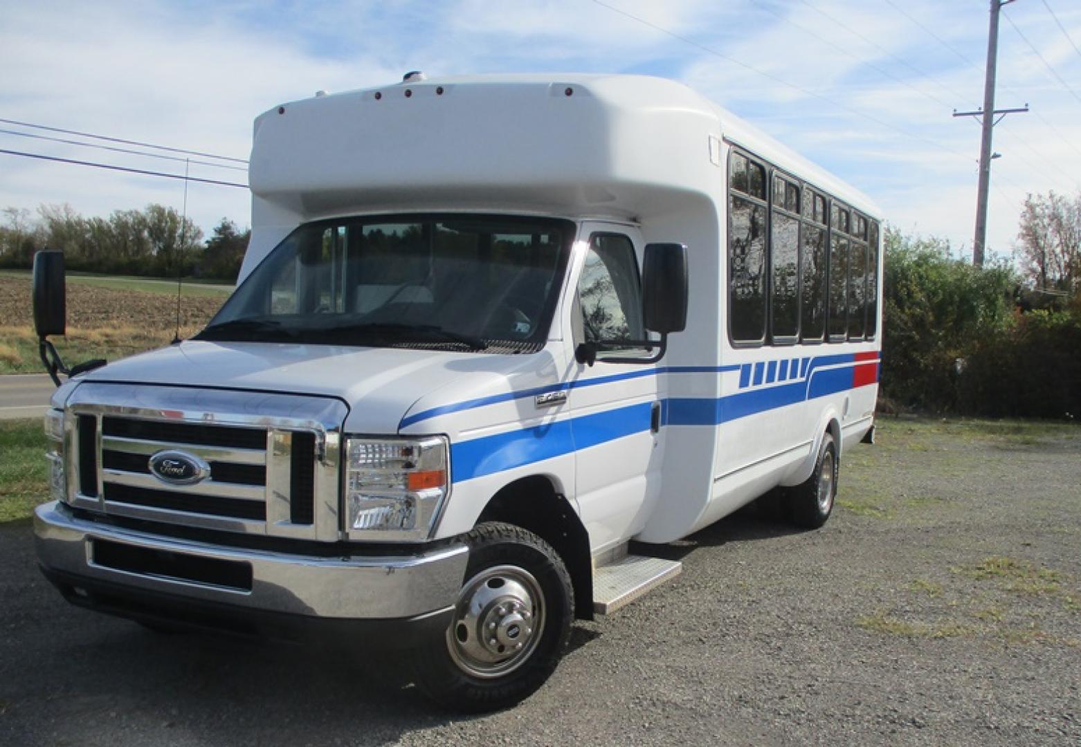 2017 White /Blue Ford Econoline E450 (1FDFE4FS3HD) with an 6.8L V10 SOHC 20V engine, Automatic transmission, located at 1725 US-68 N, Bellefontaine, OH, 43311, (937) 592-5466, 40.387783, -83.752388 - Photo#0