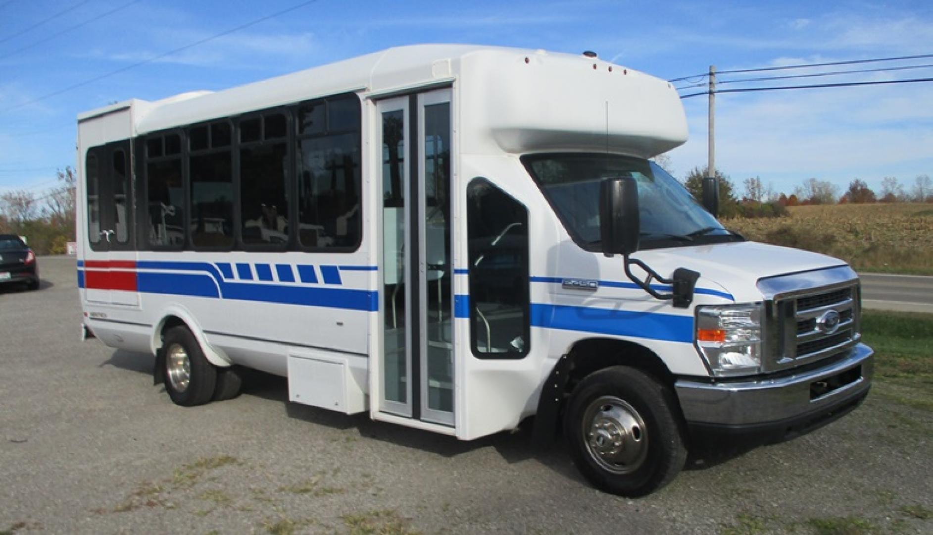 2017 White /Blue Ford Econoline E450 (1FDFE4FS3HD) with an 6.8L V10 SOHC 20V engine, Automatic transmission, located at 1725 US-68 N, Bellefontaine, OH, 43311, (937) 592-5466, 40.387783, -83.752388 - Photo#2