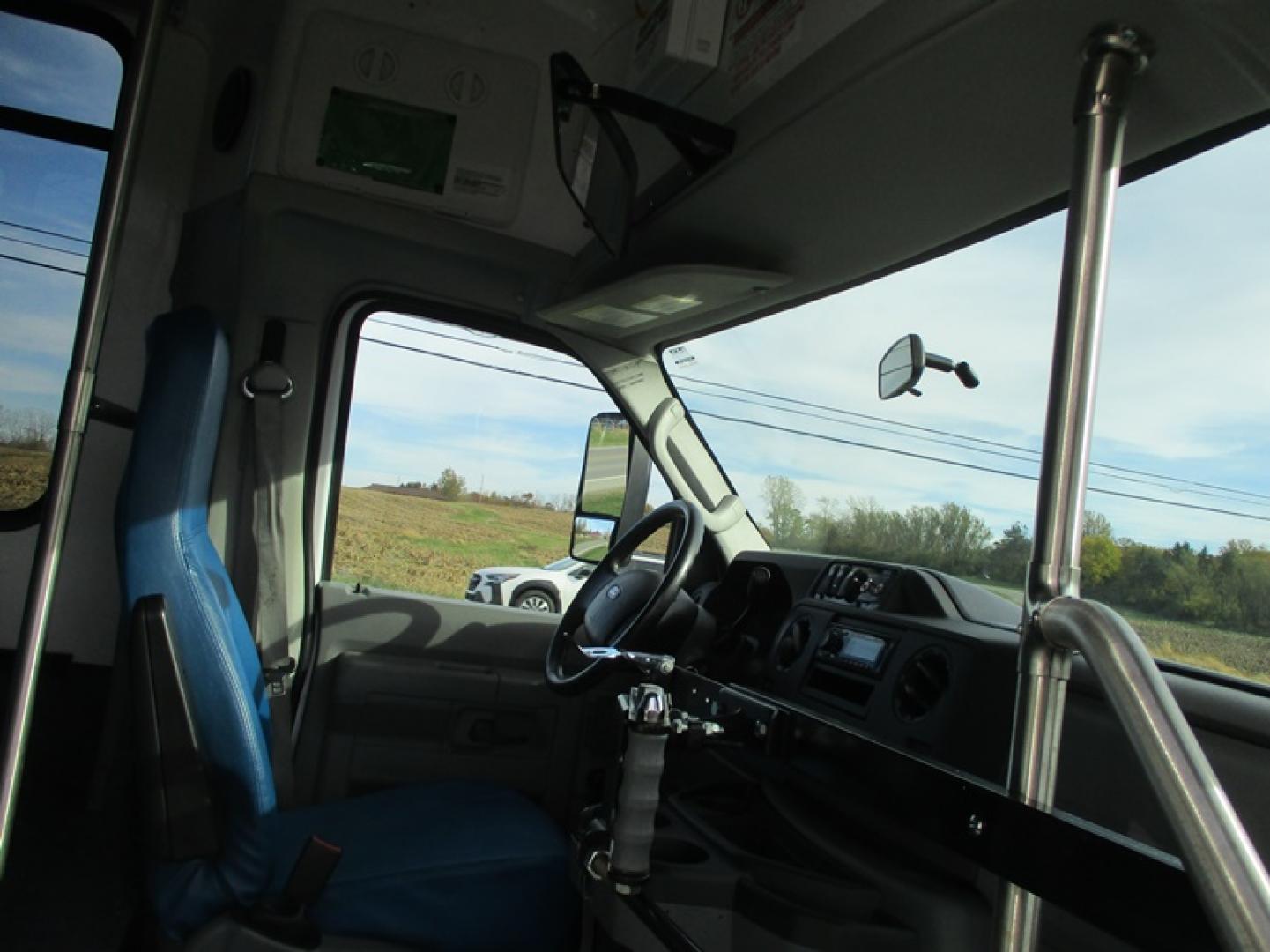 2017 White /Blue Ford Econoline E450 (1FDFE4FS3HD) with an 6.8L V10 SOHC 20V engine, Automatic transmission, located at 1725 US-68 N, Bellefontaine, OH, 43311, (937) 592-5466, 40.387783, -83.752388 - Photo#21