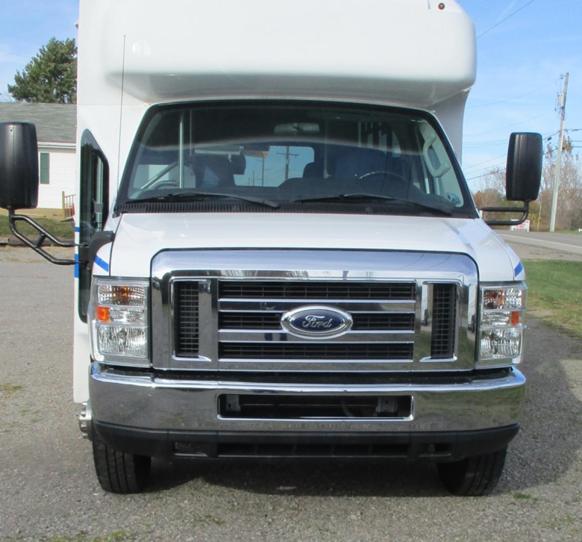 2017 White /Blue Ford Econoline E450 (1FDFE4FS3HD) with an 6.8L V10 SOHC 20V engine, Automatic transmission, located at 1725 US-68 N, Bellefontaine, OH, 43311, (937) 592-5466, 40.387783, -83.752388 - Photo#3