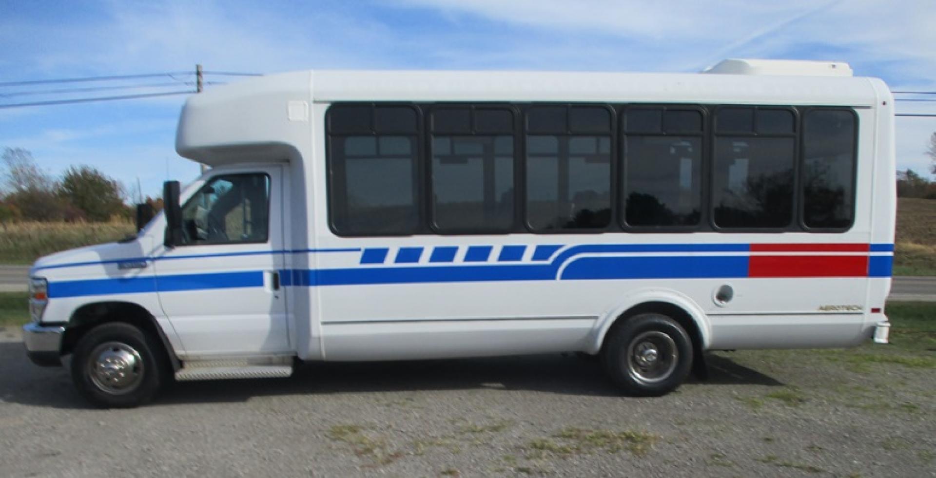 2017 White /Blue Ford Econoline E450 (1FDFE4FS3HD) with an 6.8L V10 SOHC 20V engine, Automatic transmission, located at 1725 US-68 N, Bellefontaine, OH, 43311, (937) 592-5466, 40.387783, -83.752388 - Photo#4