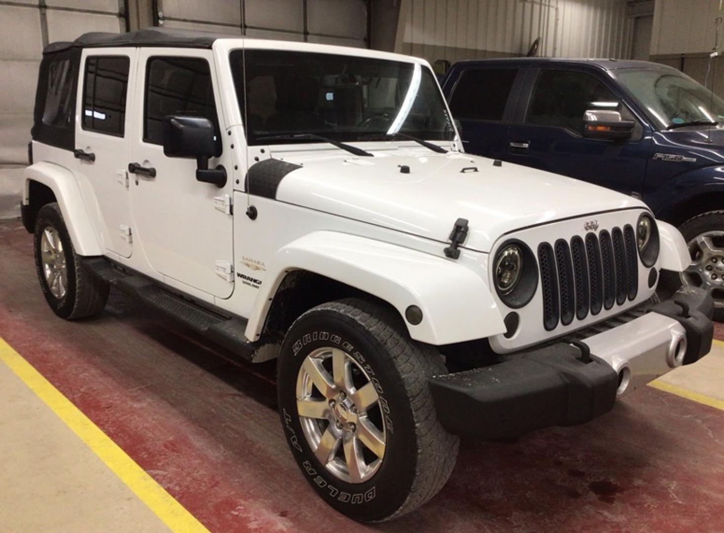 2015 White /Brown Jeep Wrangler Unlimited Sahara 4WD (1C4BJWEG8FL) with an 3.6L V6 DOHC 24V FFV engine, Auto transmission, located at 1725 US-68 N, Bellefontaine, OH, 43311, (937) 592-5466, 40.387783, -83.752388 - Photo#2