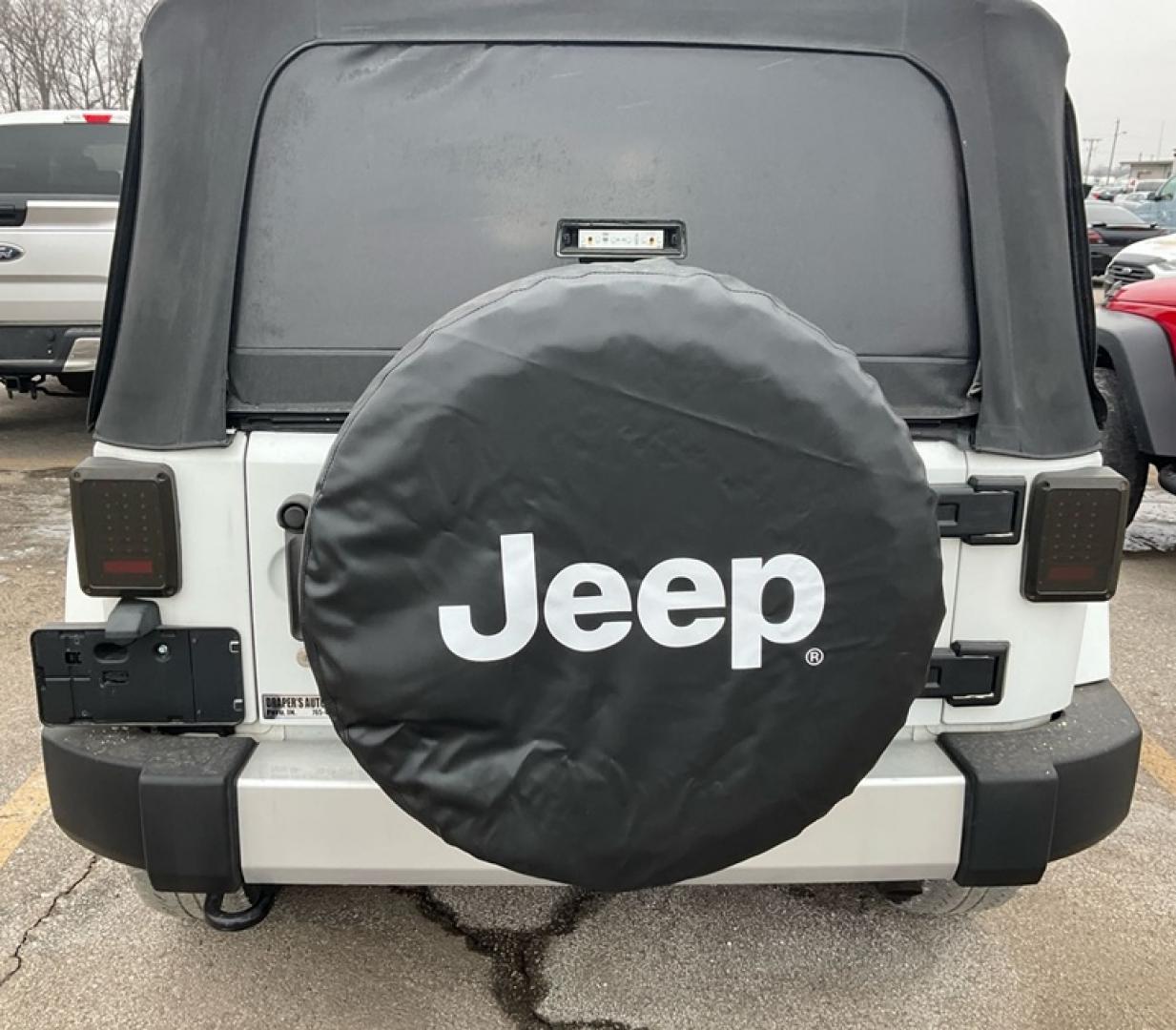 2015 White /Brown Jeep Wrangler Unlimited Sahara 4WD (1C4BJWEG8FL) with an 3.6L V6 DOHC 24V FFV engine, Auto transmission, located at 1725 US-68 N, Bellefontaine, OH, 43311, (937) 592-5466, 40.387783, -83.752388 - Photo#4