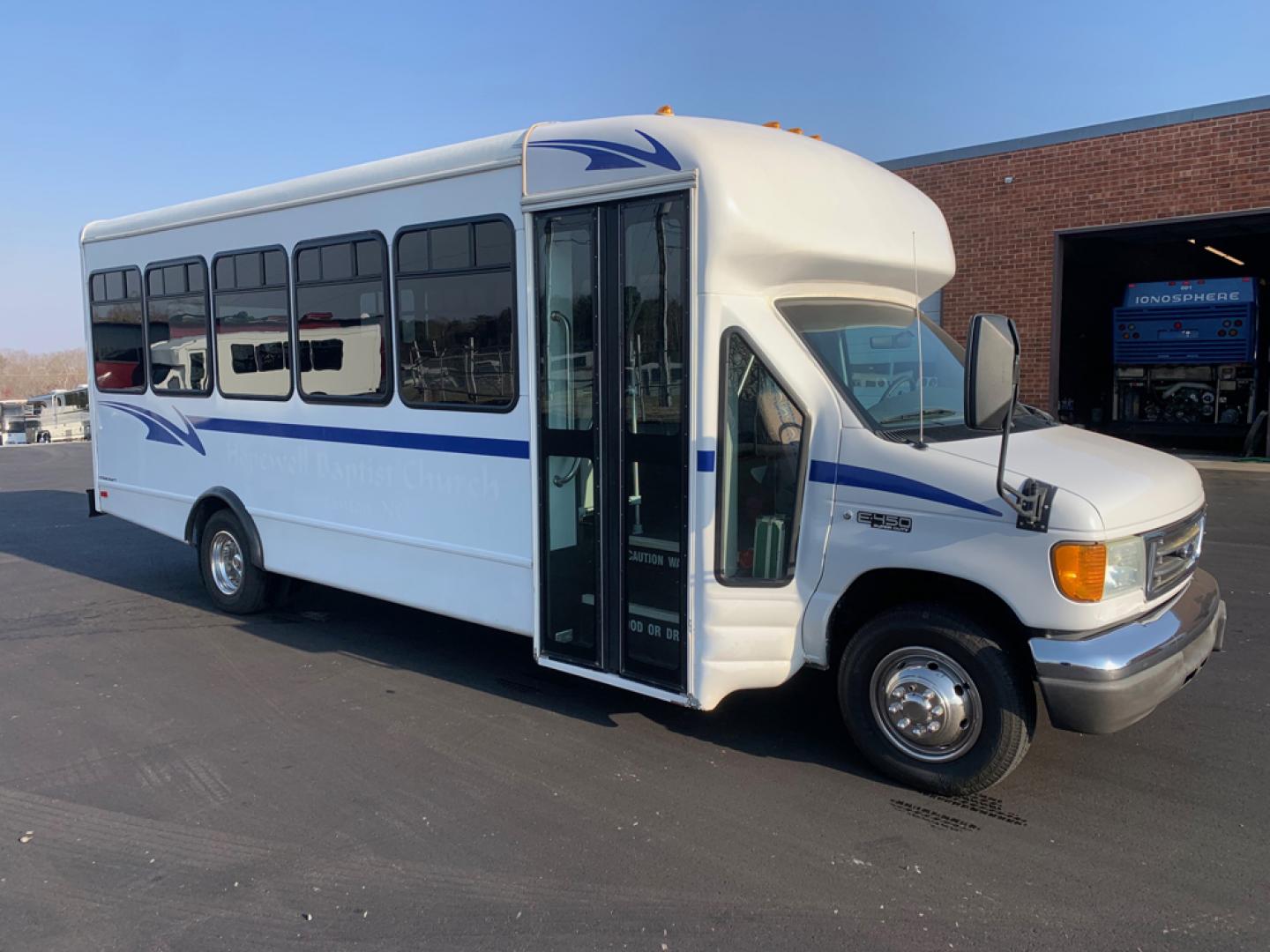 2004 White Ford E450 with an 6.8L V10 engine, Auton transmission, 0.000000, 0.000000 - 2004 Ford E-450 – 6.8L V10 – Auto – Electric Entrance Door – 25 passengers + Driver – High Back Reclining Seats – Aisle Sliders – Overhead Luggage – Reading Lights – Stainless Wheel Simulators – Front/Rear AC- Rear Door - Photo#0